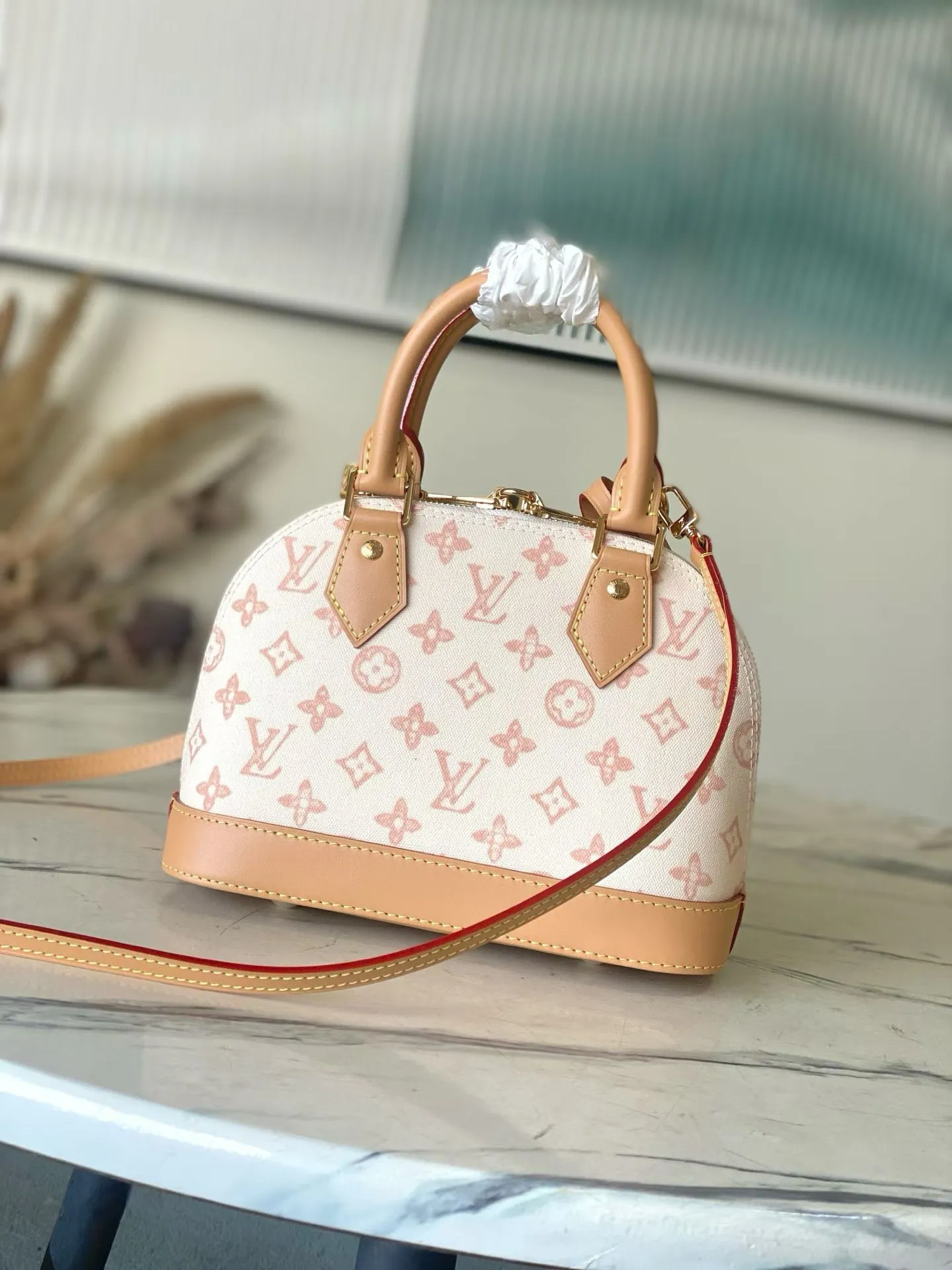 💰880 Top Original Order M27525 LV130th Anniversary Limited Presbyopia Series Color Model This Alma BB handbag traces its origins to the Art Deco style of 1934, with an elegant configuration made of Monogram canvas. A dazzling padlock and key, Toron handle and leather key holder add classic touches, while the detachable and adjustable shoulder strap makes it easy to carry across the body. Dimensions: 17.5 x 11.5 x 23.5 cm (height x width x length)
