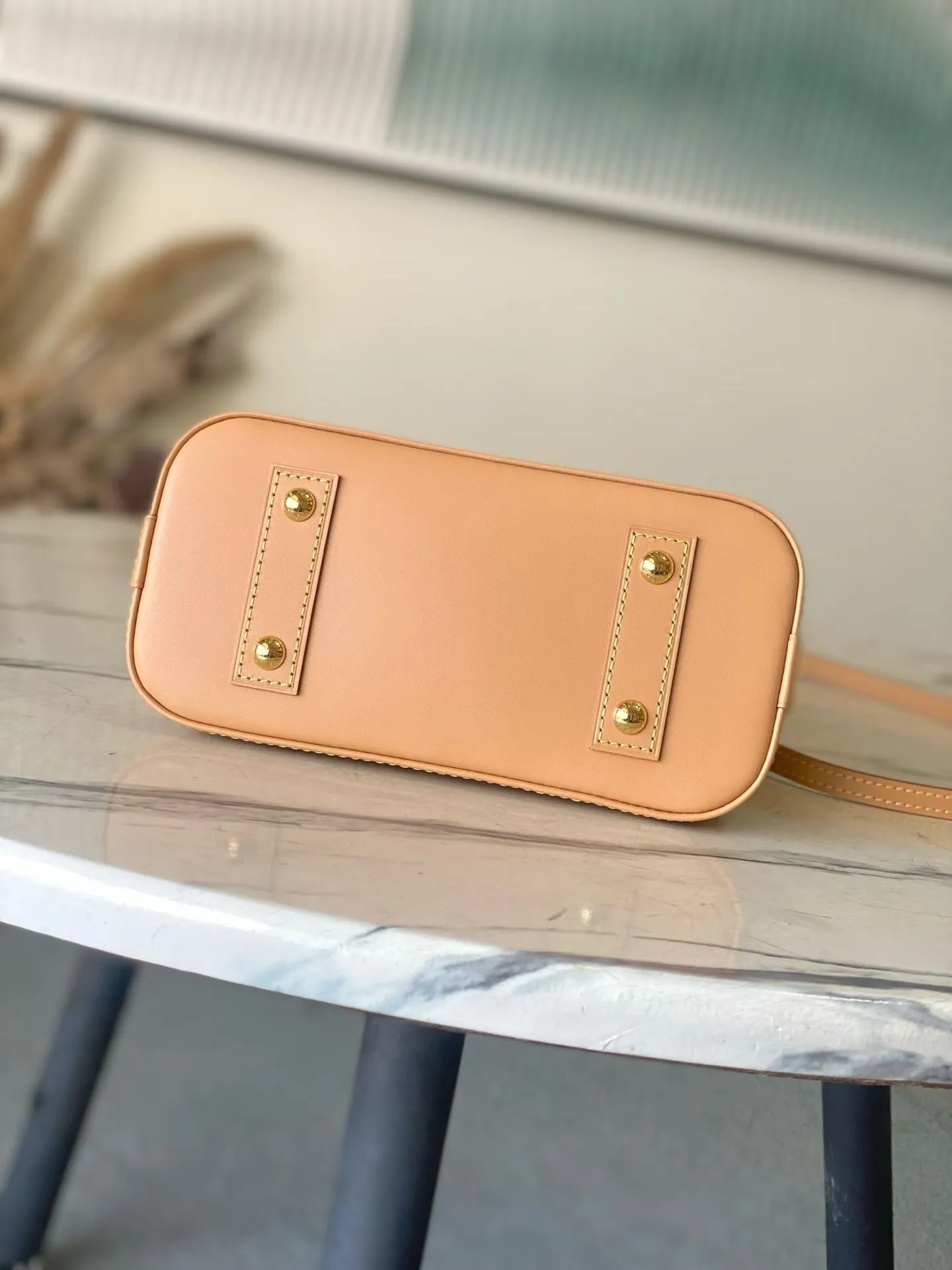 💰880 Top Original Order M27525 LV130th Anniversary Limited Presbyopia Series Color Model This Alma BB handbag traces its origins to the Art Deco style of 1934, with an elegant configuration made of Monogram canvas. A dazzling padlock and key, Toron handle and leather key holder add classic touches, while the detachable and adjustable shoulder strap makes it easy to carry across the body. Dimensions: 17.5 x 11.5 x 23.5 cm (height x width x length)