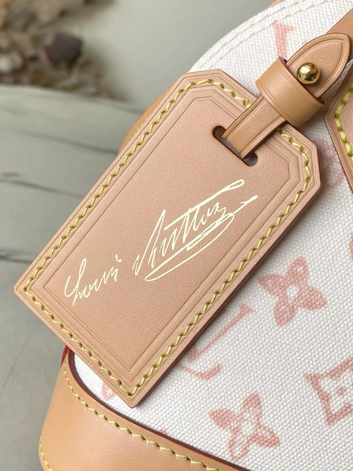 💰880 Top Original Order M27525 LV130th Anniversary Limited Presbyopia Series Color Model This Alma BB handbag traces its origins to the Art Deco style of 1934, with an elegant configuration made of Monogram canvas. A dazzling padlock and key, Toron handle and leather key holder add classic touches, while the detachable and adjustable shoulder strap makes it easy to carry across the body. Dimensions: 17.5 x 11.5 x 23.5 cm (height x width x length)