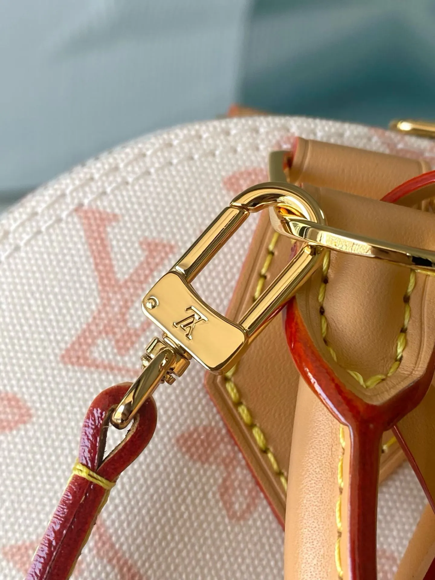 💰880 Top Original Order M27525 LV130th Anniversary Limited Presbyopia Series Color Model This Alma BB handbag traces its origins to the Art Deco style of 1934, with an elegant configuration made of Monogram canvas. A dazzling padlock and key, Toron handle and leather key holder add classic touches, while the detachable and adjustable shoulder strap makes it easy to carry across the body. Dimensions: 17.5 x 11.5 x 23.5 cm (height x width x length)