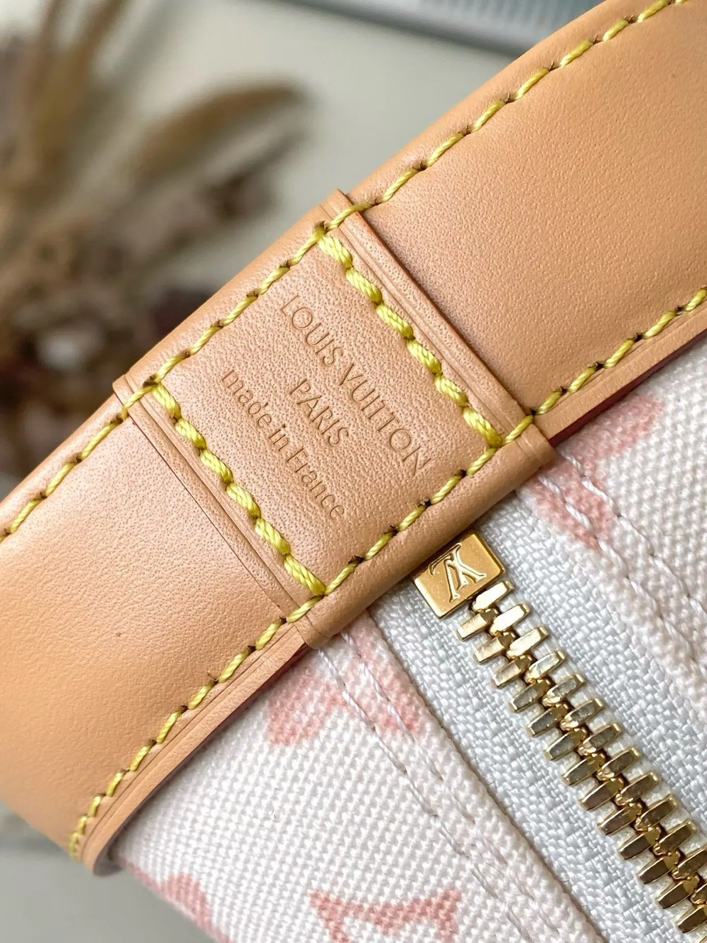 💰880 Top Original Order M27525 LV130th Anniversary Limited Presbyopia Series Color Model This Alma BB handbag traces its origins to the Art Deco style of 1934, with an elegant configuration made of Monogram canvas. A dazzling padlock and key, Toron handle and leather key holder add classic touches, while the detachable and adjustable shoulder strap makes it easy to carry across the body. Dimensions: 17.5 x 11.5 x 23.5 cm (height x width x length)