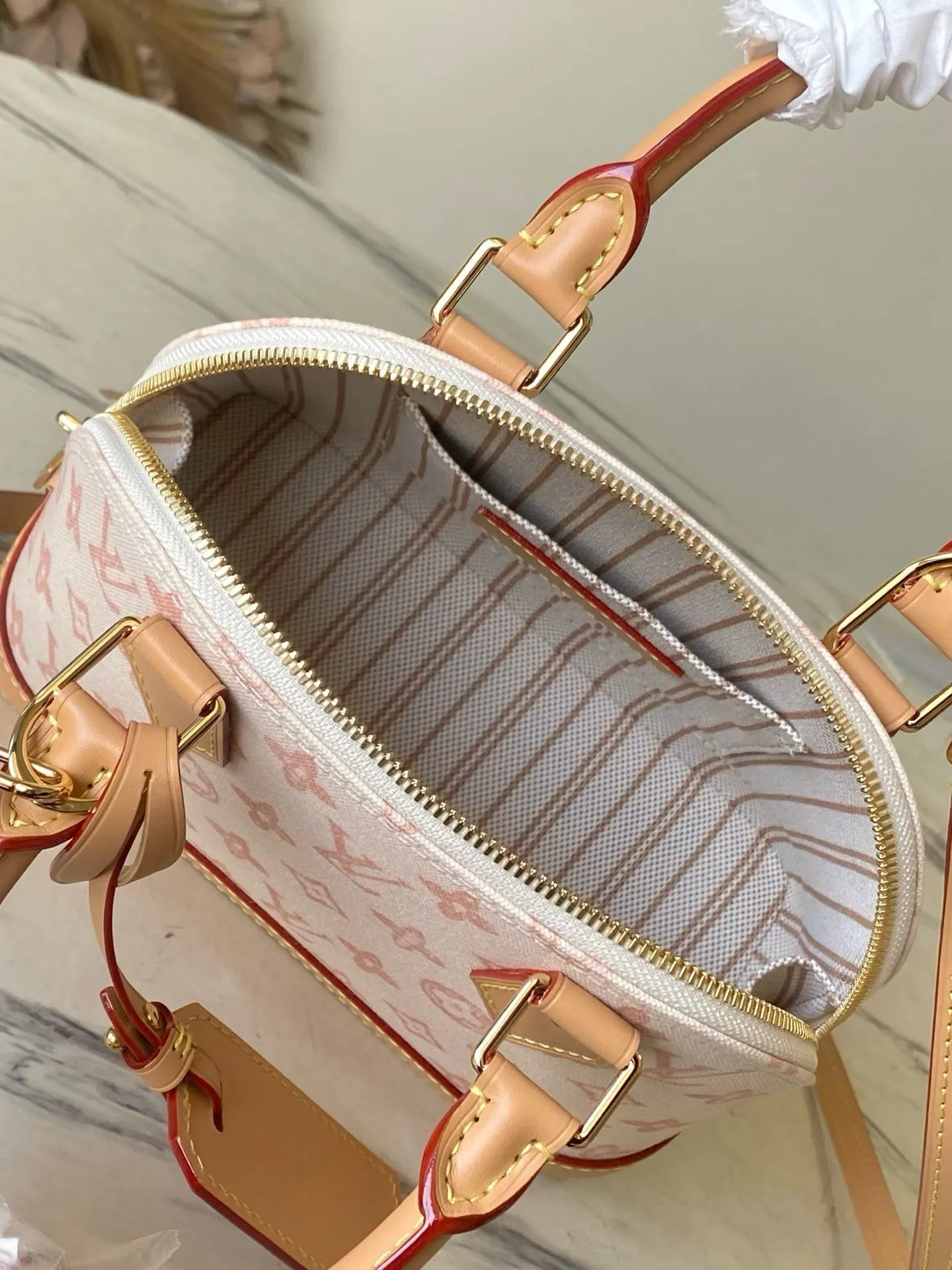💰880 Top Original Order M27525 LV130th Anniversary Limited Presbyopia Series Color Model This Alma BB handbag traces its origins to the Art Deco style of 1934, with an elegant configuration made of Monogram canvas. A dazzling padlock and key, Toron handle and leather key holder add classic touches, while the detachable and adjustable shoulder strap makes it easy to carry across the body. Dimensions: 17.5 x 11.5 x 23.5 cm (height x width x length)