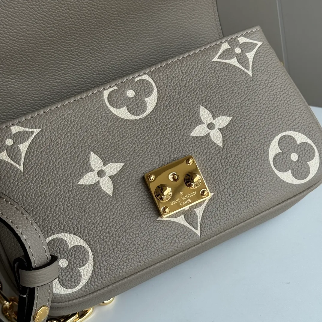 p1440 [Configured with MB counter packaging] Special original order upgraded steel lock physical photo M46596 black silk screen M23081 coffee color silk screen M22942 white M46595 black full leather messenger bag series small East West Métis handbag messenger bag small size East West Métis handbag adopts a fashionable shoulder bag shape, full of trend. The compact bag is made of soft Monogram Empreinte leather, equipped with a chic S-lock lock and stylish top handle, and has a shiny polished surface. Versatile and spacious. The removable long shoulder strap makes it easy to carry on the shoulder or cross-body, making it a great companion for daily travel. Size 21.5x6x13.5cm