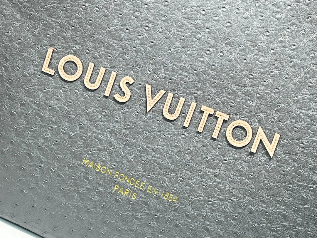Batch 340💰M24457 Black Orange Blue Green Gray Presbyopic Plaid Black Crocodile Orange Crocodile Pattern 9 Colors ✔️ This Shopper medium handbag draws inspiration from Louis Vuitton shopping bags, with the words Louis Vuitton and Maison Fondée En 1854 written on soft cow leather, with a top handle and a detachable shoulder strap. Size: 40x32x16cm