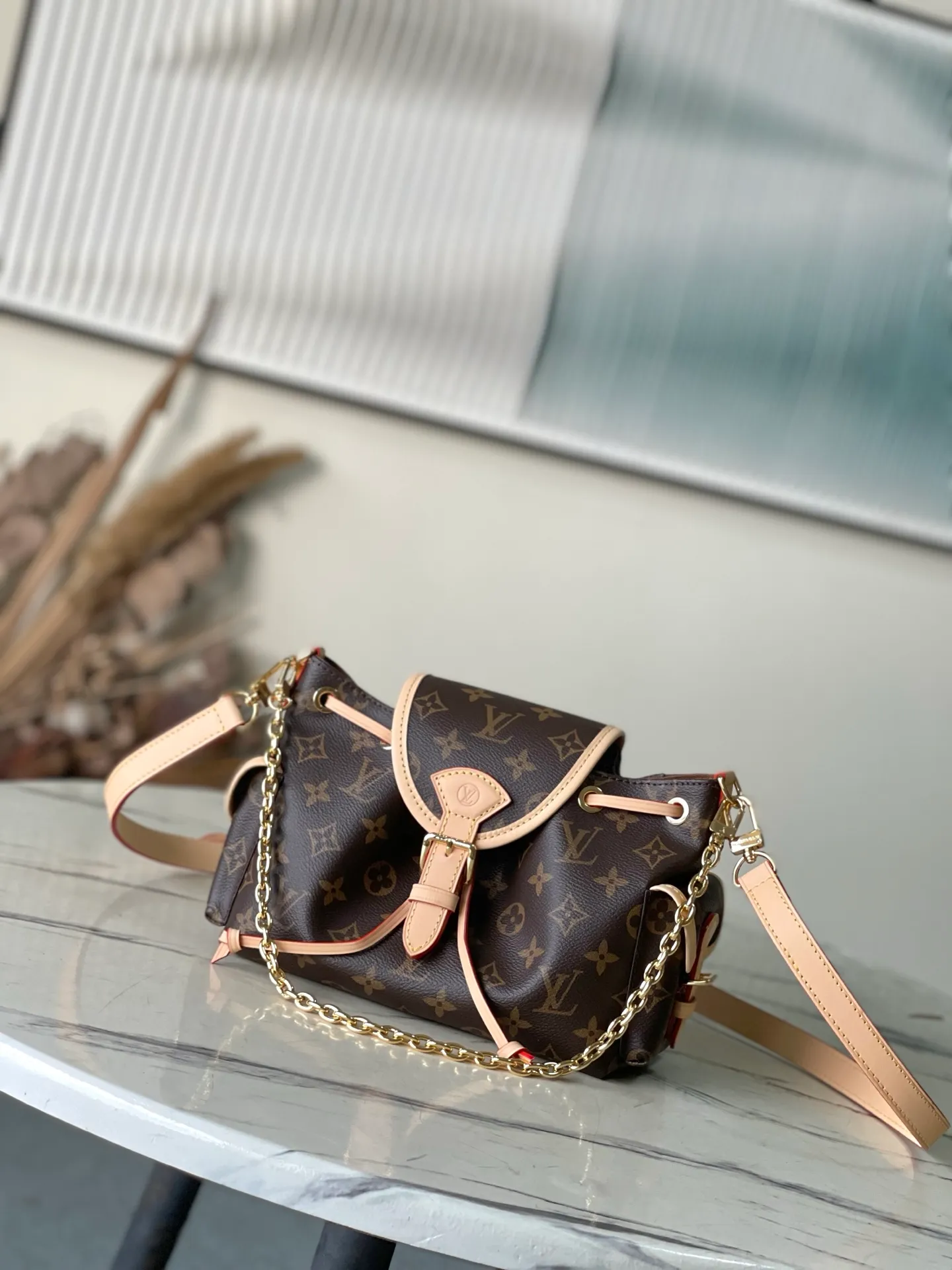 💰880 Top original order M25085 Odysee handbag is from the 2025 early autumn series, paying tribute to the brand heritage with stylish daily design. The dazzling buckle and detachable chain accentuate the Monogram canvas body, and the side pockets are convenient for accessing keys, lipstick and other small items. Dimensions: 27 × 17 × 12 cm