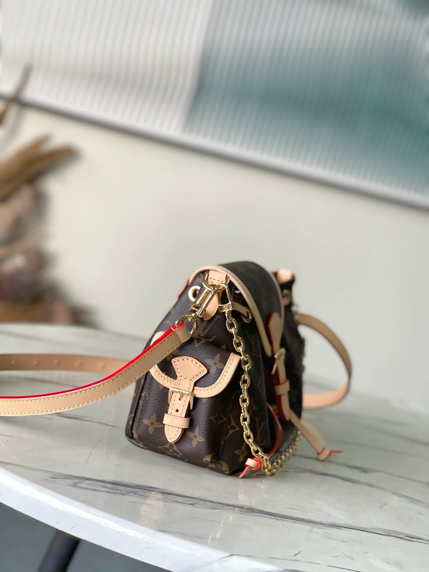 💰880 Top original order M25085 Odysee handbag is from the 2025 early autumn series, paying tribute to the brand heritage with stylish daily design. The dazzling buckle and detachable chain accentuate the Monogram canvas body, and the side pockets are convenient for accessing keys, lipstick and other small items. Dimensions: 27 × 17 × 12 cm