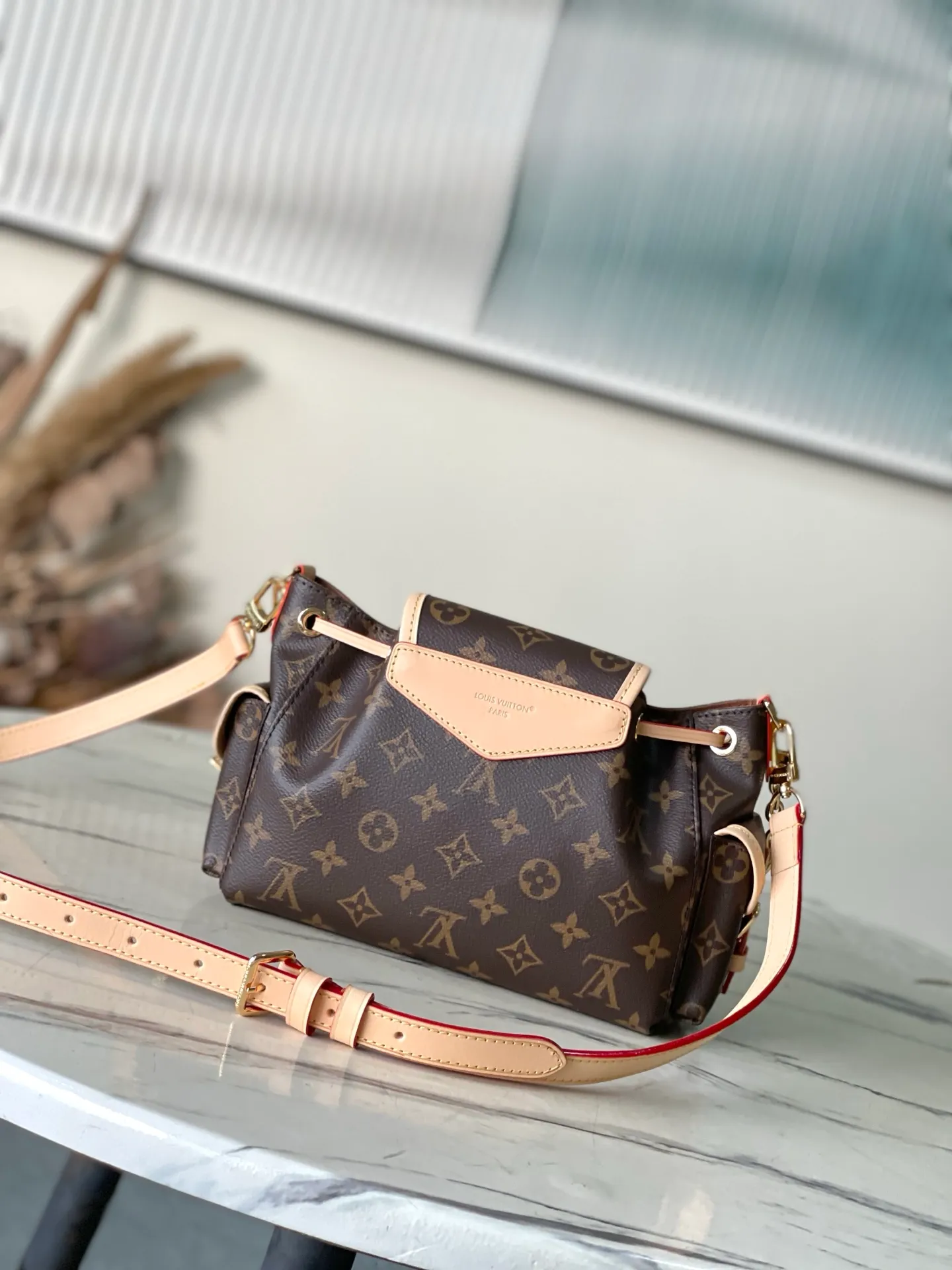 💰880 Top original order M25085 Odysee handbag is from the 2025 early autumn series, paying tribute to the brand heritage with stylish daily design. The dazzling buckle and detachable chain accentuate the Monogram canvas body, and the side pockets are convenient for accessing keys, lipstick and other small items. Dimensions: 27 × 17 × 12 cm