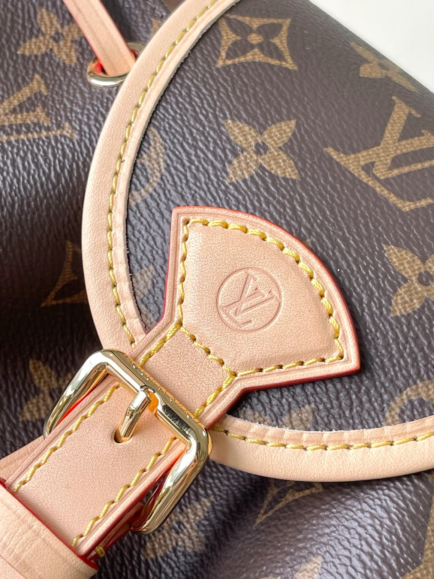 💰880 Top original order M25085 Odysee handbag is from the 2025 early autumn series, paying tribute to the brand heritage with stylish daily design. The dazzling buckle and detachable chain accentuate the Monogram canvas body, and the side pockets are convenient for accessing keys, lipstick and other small items. Dimensions: 27 × 17 × 12 cm