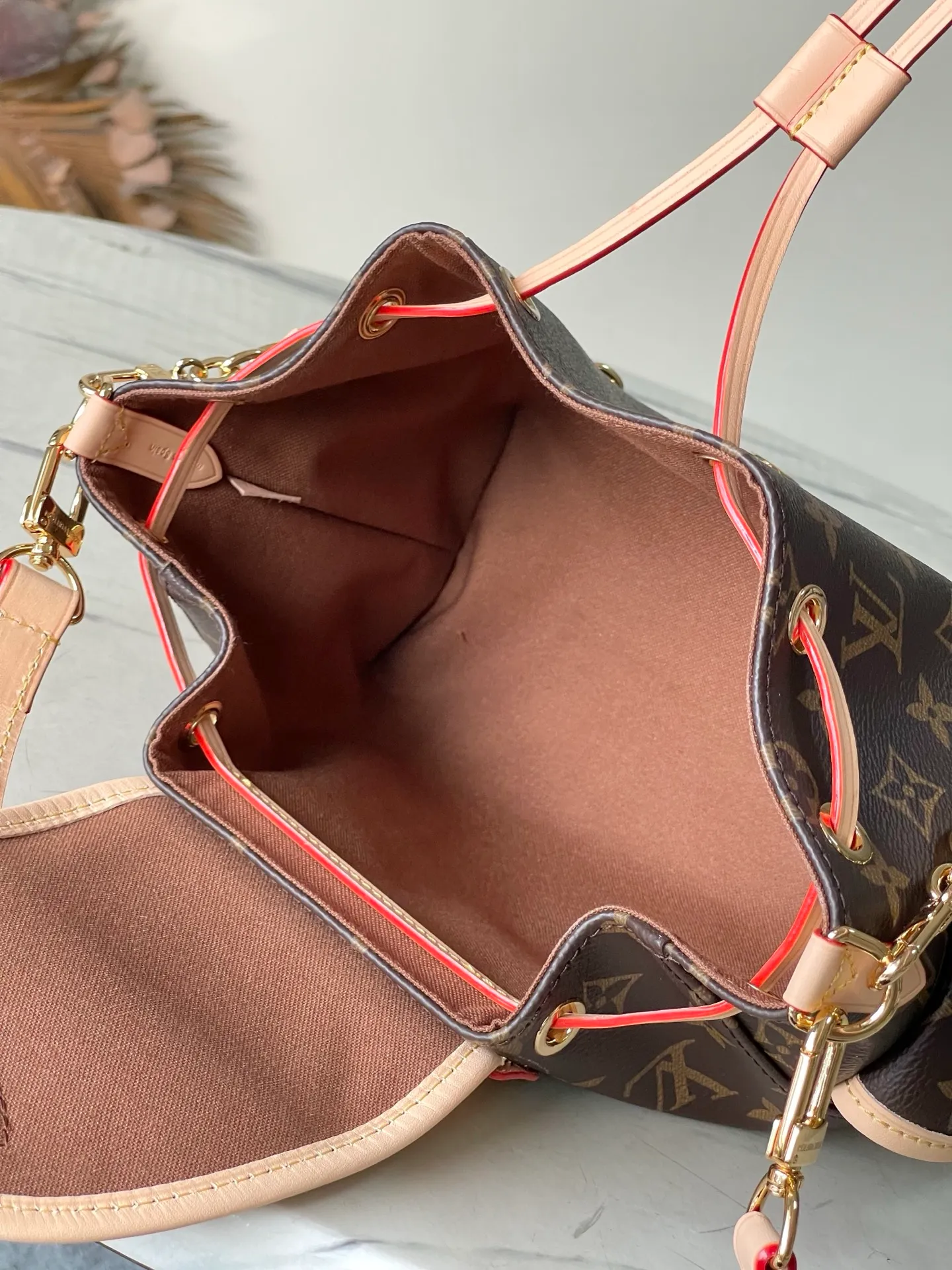 💰880 Top original order M25085 Odysee handbag is from the 2025 early autumn series, paying tribute to the brand heritage with stylish daily design. The dazzling buckle and detachable chain accentuate the Monogram canvas body, and the side pockets are convenient for accessing keys, lipstick and other small items. Dimensions: 27 × 17 × 12 cm
