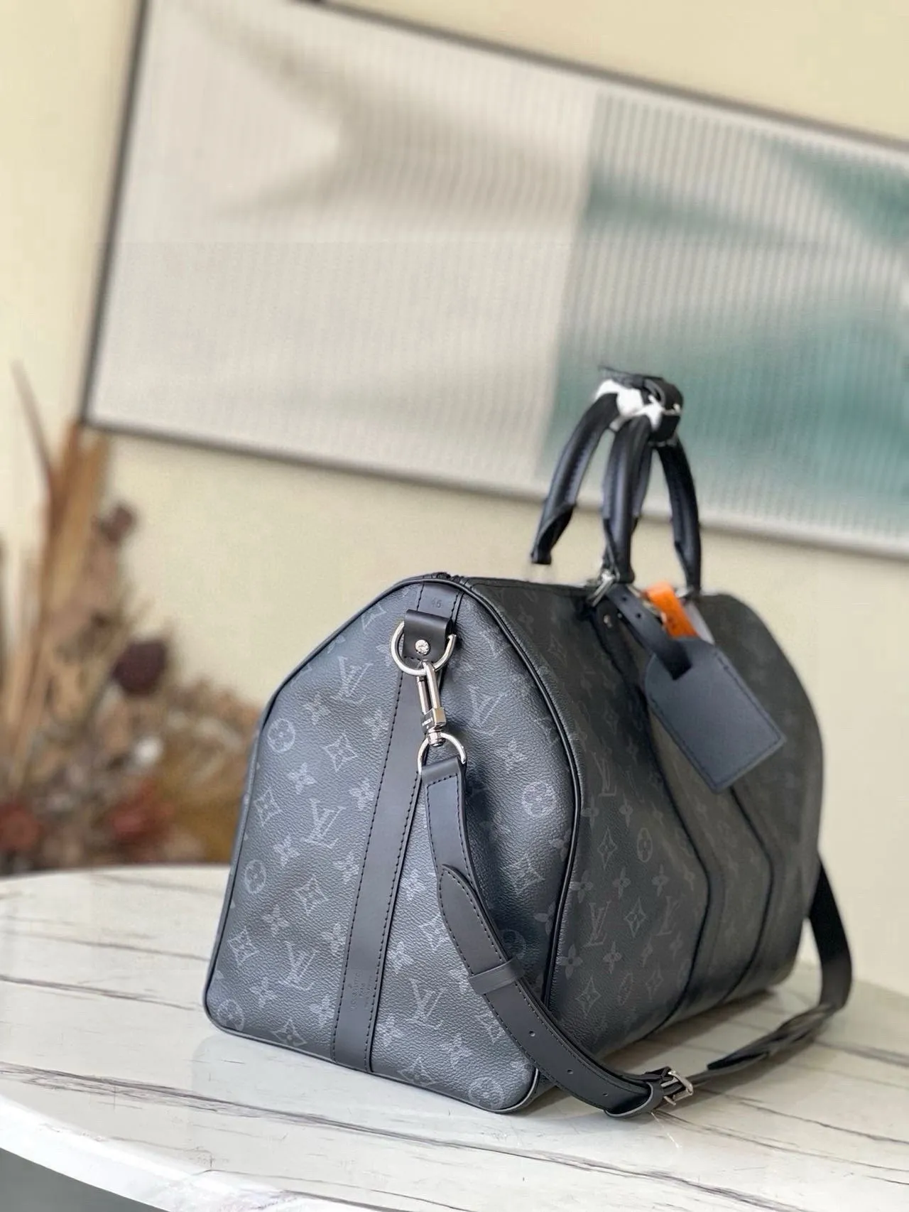 💰1000 (50 size) top original order M40601 black flower, spacious capacity, flexible use. Durable, safe and reliable. Fashionable style, mature and stable. Features a secure double zipper and padlock, making it perfect for business or pleasure. Size: 50x 29× 22cm