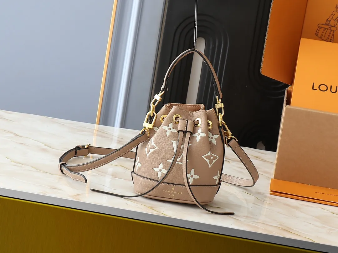 💰160💰Upgraded from the original M82933 M46291 M81266 silk screen Nano Noé handbag from the Summer Stardust capsule series. It uses Monogram Empreinte embossed leather to condense the classic Noé handbag structure, and then uses professional craftsmanship to present a subtle luster like a bright starry sky. Full leather embroidered thread mini bucket, color matching embossed gradient, silk screen printing, drawstring chain, mini bucketoo[Handshake][Handshake] Plenty of space to accommodate daily needs, the adjustable shoulder straps and handles are detachable, allowing for a variety of carrying methods. Dimensions: 13.0 x 16.0 x 10.0 cm (length x height x width)