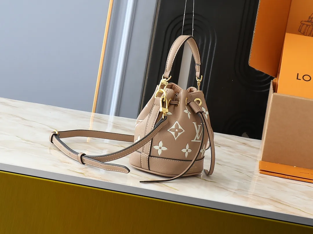 💰160💰Upgraded from the original M82933 M46291 M81266 silk screen Nano Noé handbag from the Summer Stardust capsule series. It uses Monogram Empreinte embossed leather to condense the classic Noé handbag structure, and then uses professional craftsmanship to present a subtle luster like a bright starry sky. Full leather embroidered thread mini bucket, color matching embossed gradient, silk screen printing, drawstring chain, mini bucketoo[Handshake][Handshake] Plenty of space to accommodate daily needs, the adjustable shoulder straps and handles are detachable, allowing for a variety of carrying methods. Dimensions: 13.0 x 16.0 x 10.0 cm (length x height x width)