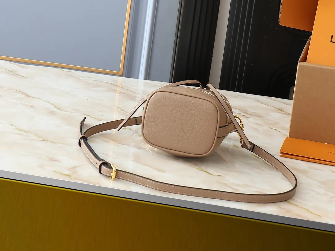 💰160💰Upgraded from the original M82933 M46291 M81266 silk screen Nano Noé handbag from the Summer Stardust capsule series. It uses Monogram Empreinte embossed leather to condense the classic Noé handbag structure, and then uses professional craftsmanship to present a subtle luster like a bright starry sky. Full leather embroidered thread mini bucket, color matching embossed gradient, silk screen printing, drawstring chain, mini bucketoo[Handshake][Handshake] Plenty of space to accommodate daily needs, the adjustable shoulder straps and handles are detachable, allowing for a variety of carrying methods. Dimensions: 13.0 x 16.0 x 10.0 cm (length x height x width)