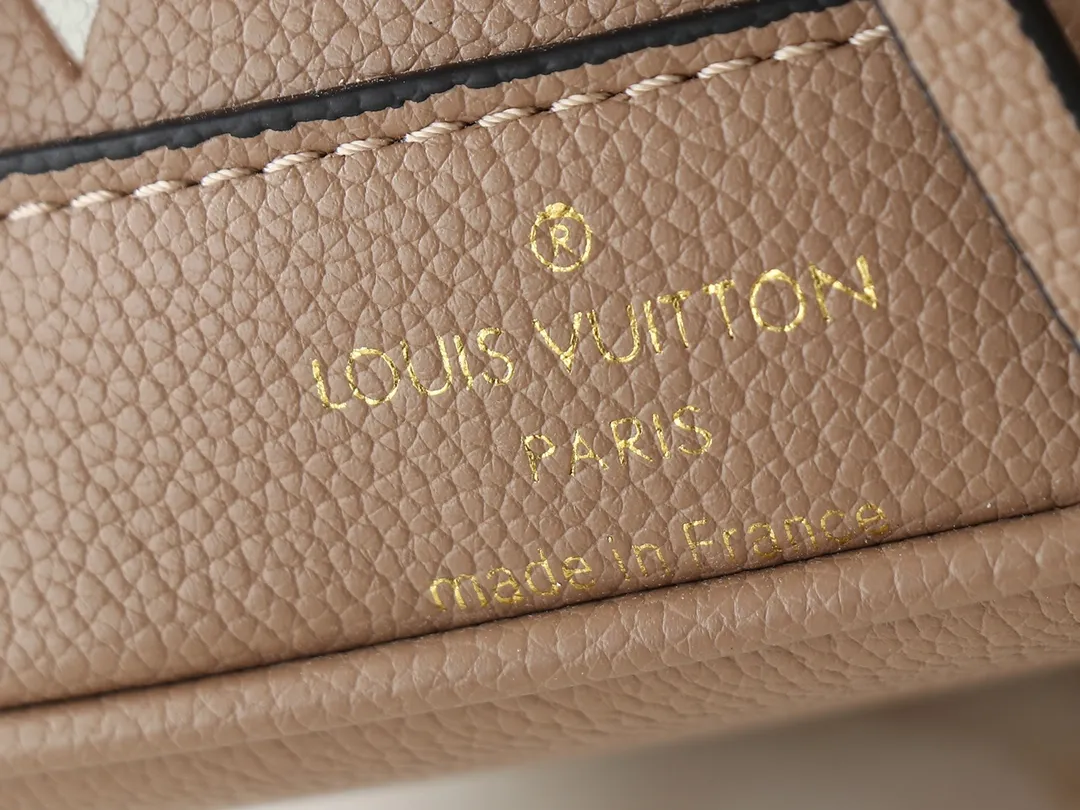 💰160💰Upgraded from the original M82933 M46291 M81266 silk screen Nano Noé handbag from the Summer Stardust capsule series. It uses Monogram Empreinte embossed leather to condense the classic Noé handbag structure, and then uses professional craftsmanship to present a subtle luster like a bright starry sky. Full leather embroidered thread mini bucket, color matching embossed gradient, silk screen printing, drawstring chain, mini bucketoo[Handshake][Handshake] Plenty of space to accommodate daily needs, the adjustable shoulder straps and handles are detachable, allowing for a variety of carrying methods. Dimensions: 13.0 x 16.0 x 10.0 cm (length x height x width)