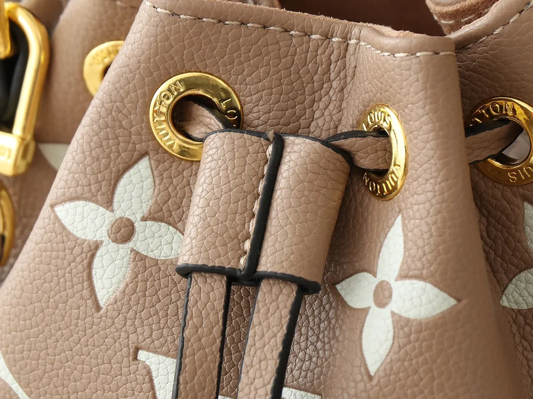 💰160💰Upgraded from the original M82933 M46291 M81266 silk screen Nano Noé handbag from the Summer Stardust capsule series. It uses Monogram Empreinte embossed leather to condense the classic Noé handbag structure, and then uses professional craftsmanship to present a subtle luster like a bright starry sky. Full leather embroidered thread mini bucket, color matching embossed gradient, silk screen printing, drawstring chain, mini bucketoo[Handshake][Handshake] Plenty of space to accommodate daily needs, the adjustable shoulder straps and handles are detachable, allowing for a variety of carrying methods. Dimensions: 13.0 x 16.0 x 10.0 cm (length x height x width)