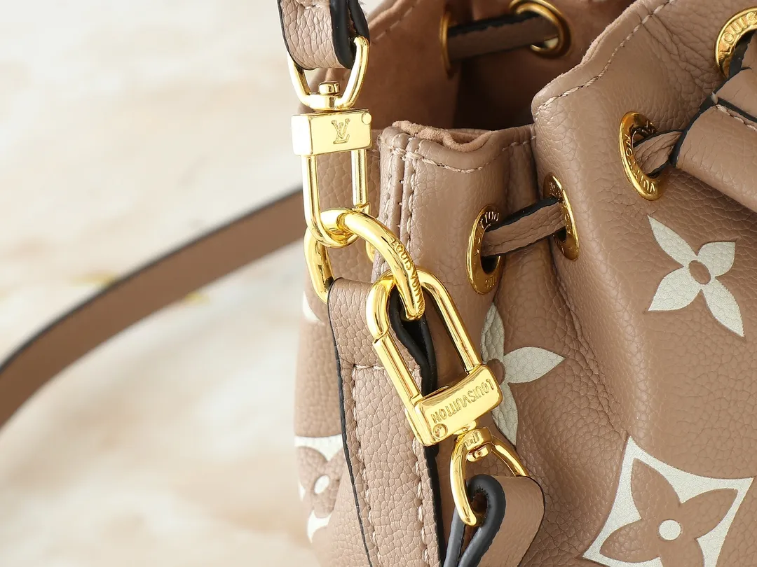 💰160💰Upgraded from the original M82933 M46291 M81266 silk screen Nano Noé handbag from the Summer Stardust capsule series. It uses Monogram Empreinte embossed leather to condense the classic Noé handbag structure, and then uses professional craftsmanship to present a subtle luster like a bright starry sky. Full leather embroidered thread mini bucket, color matching embossed gradient, silk screen printing, drawstring chain, mini bucketoo[Handshake][Handshake] Plenty of space to accommodate daily needs, the adjustable shoulder straps and handles are detachable, allowing for a variety of carrying methods. Dimensions: 13.0 x 16.0 x 10.0 cm (length x height x width)