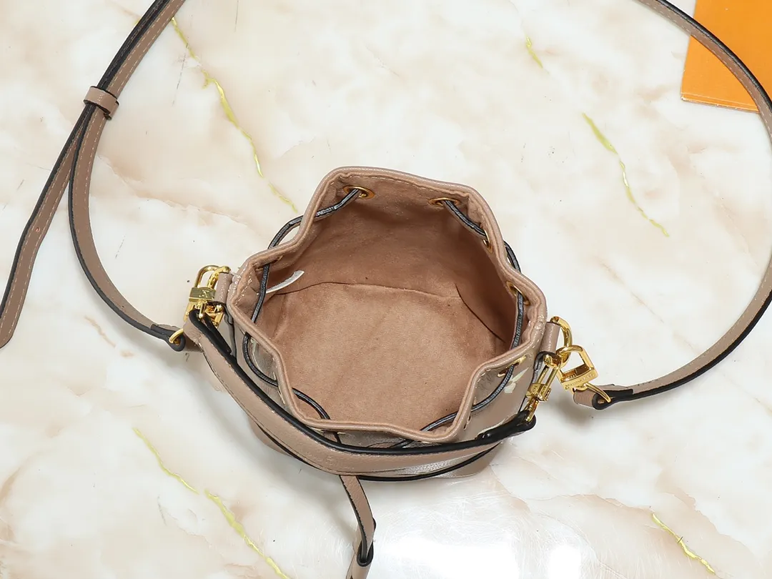 💰160💰Upgraded from the original M82933 M46291 M81266 silk screen Nano Noé handbag from the Summer Stardust capsule series. It uses Monogram Empreinte embossed leather to condense the classic Noé handbag structure, and then uses professional craftsmanship to present a subtle luster like a bright starry sky. Full leather embroidered thread mini bucket, color matching embossed gradient, silk screen printing, drawstring chain, mini bucketoo[Handshake][Handshake] Plenty of space to accommodate daily needs, the adjustable shoulder straps and handles are detachable, allowing for a variety of carrying methods. Dimensions: 13.0 x 16.0 x 10.0 cm (length x height x width)