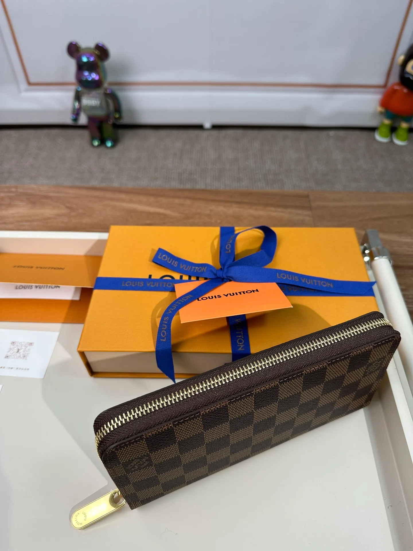 P840 N41661 [Special Authentic] Classic Wallet Newly Upgraded! This Zippy wallet is made of canvas, with a new colorful lining design and four credit card slots, making it convenient and practical. 19.5 x 10.0 x 2.0 cm