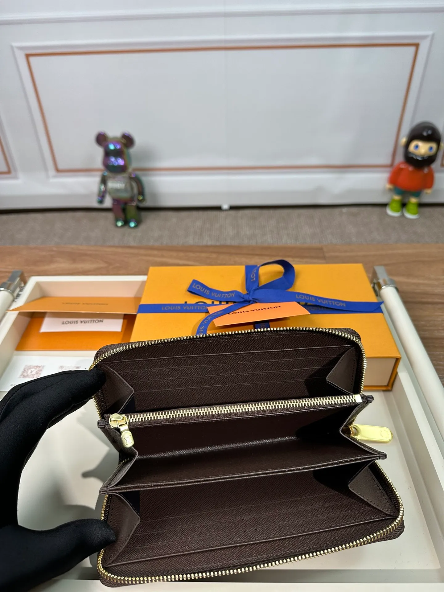 P840 N41661 [Special Authentic] Classic Wallet Newly Upgraded! This Zippy wallet is made of canvas, with a new colorful lining design and four credit card slots, making it convenient and practical. 19.5 x 10.0 x 2.0 cm