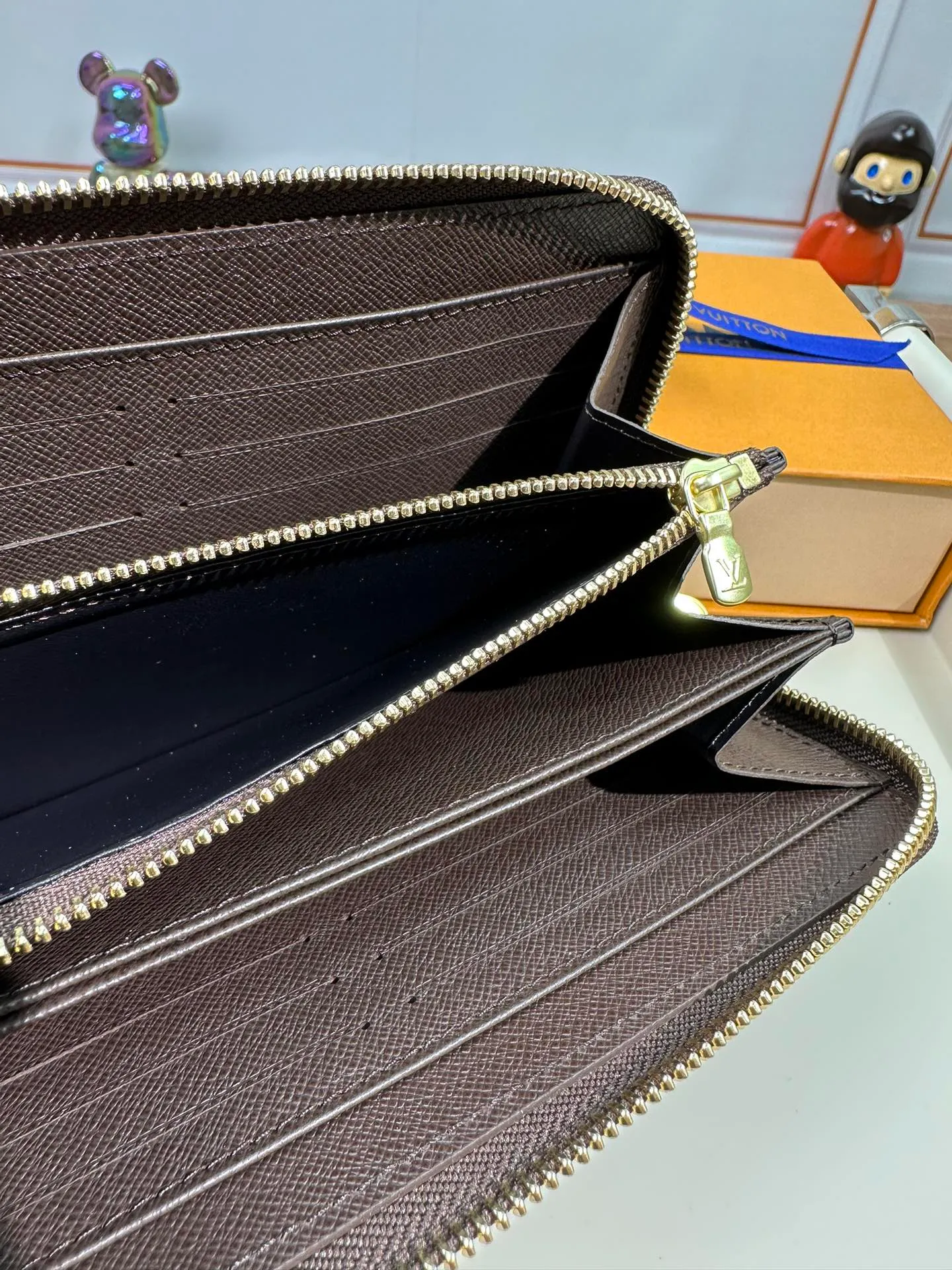 P840 N41661 [Special Authentic] Classic Wallet Newly Upgraded! This Zippy wallet is made of canvas, with a new colorful lining design and four credit card slots, making it convenient and practical. 19.5 x 10.0 x 2.0 cm