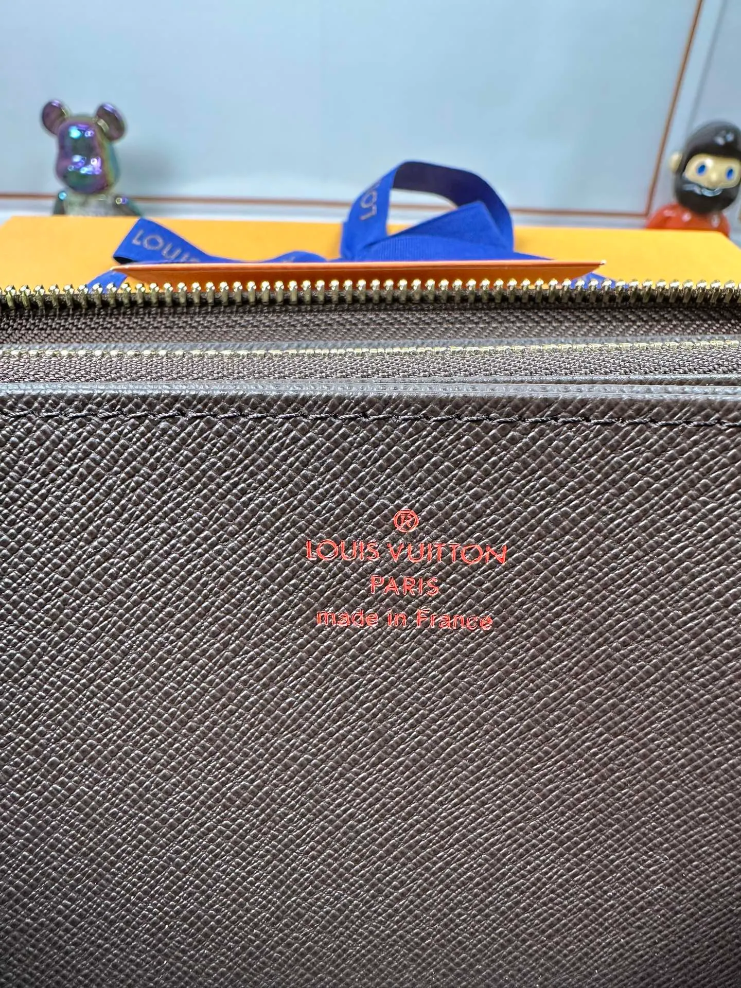 P840 N41661 [Special Authentic] Classic Wallet Newly Upgraded! This Zippy wallet is made of canvas, with a new colorful lining design and four credit card slots, making it convenient and practical. 19.5 x 10.0 x 2.0 cm