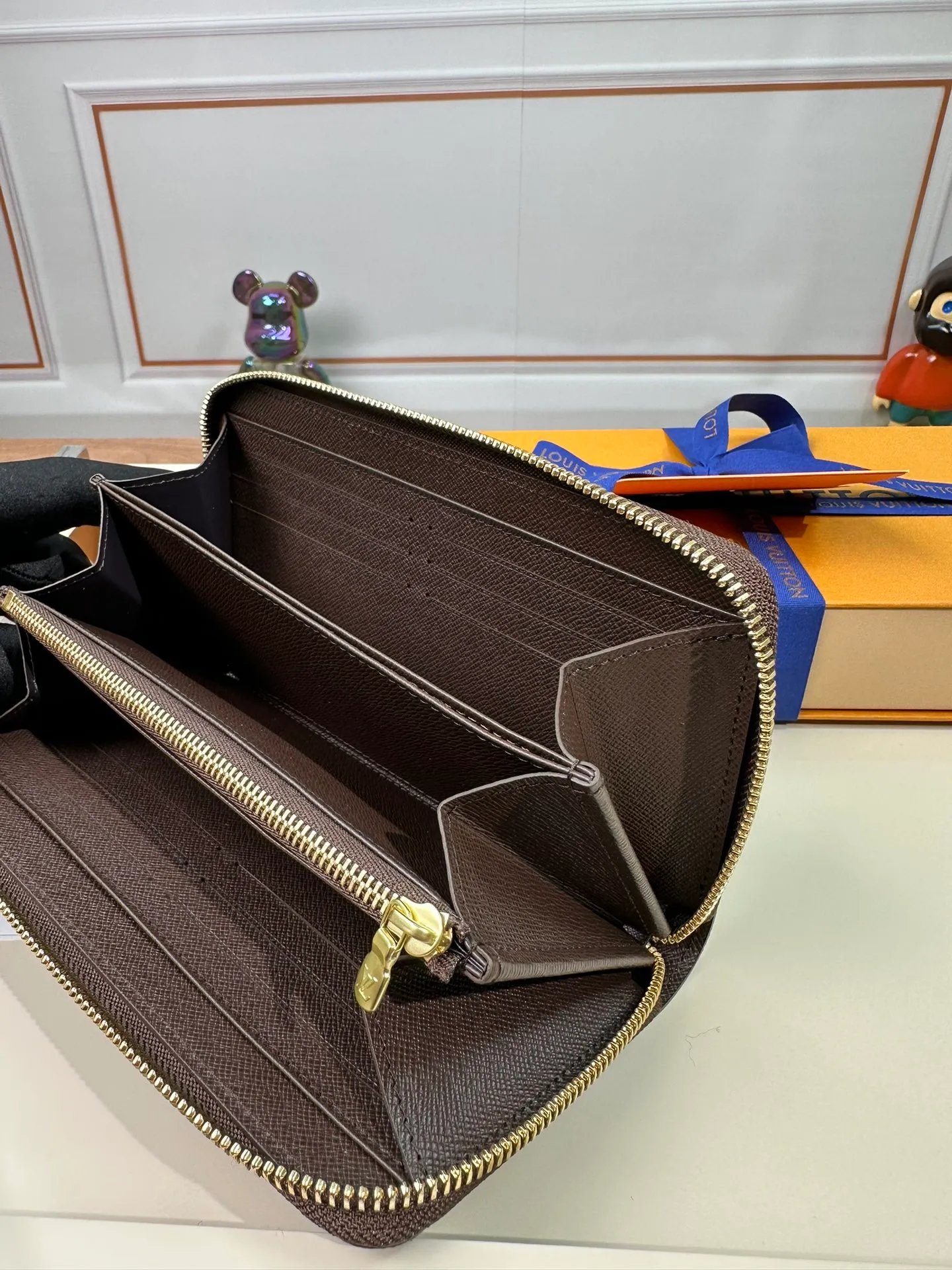 P840 N41661 [Special Authentic] Classic Wallet Newly Upgraded! This Zippy wallet is made of canvas, with a new colorful lining design and four credit card slots, making it convenient and practical. 19.5 x 10.0 x 2.0 cm