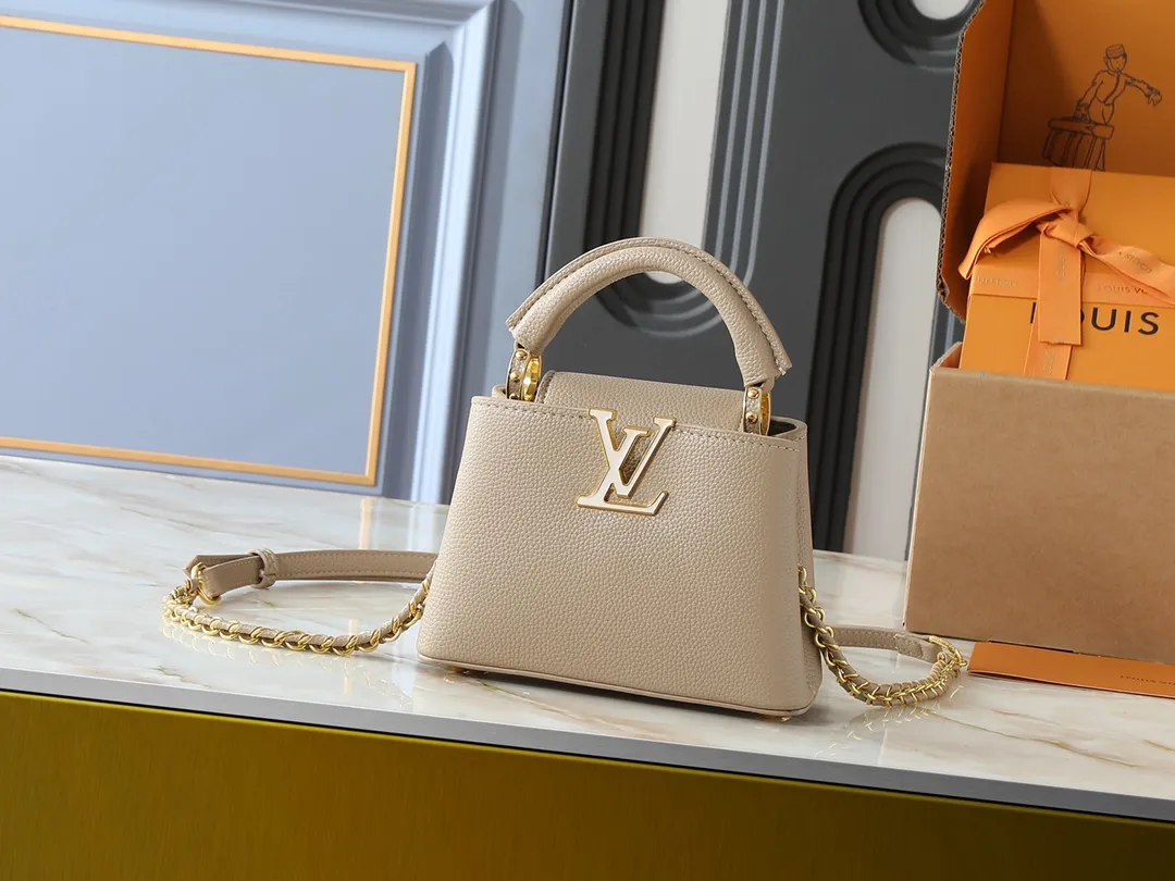 💰380💰Guangzhou goods Upgraded from the original M23083 M23082 This Capucines mini handbag incorporates exquisite Monogram flowers into the handle, presenting the three-dimensional look of the LV logo with delicate brushstrokes, injecting dazzling luster into the soft design. Full-grain Taurillon leather is designed to fit a smartphone, short wallet and other small essentials. Dimensions: 21.0 x 13.6 x 8.0 cm (length x height x width)