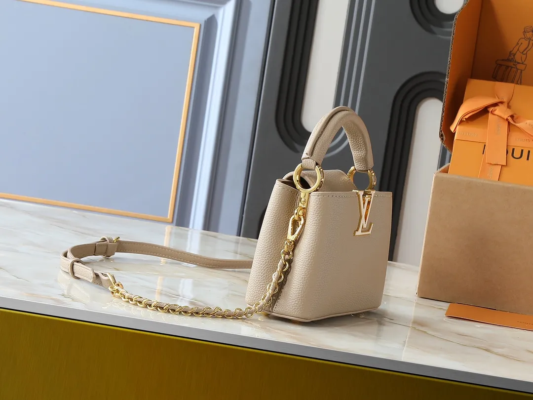 💰380💰Guangzhou goods Upgraded from the original M23083 M23082 This Capucines mini handbag incorporates exquisite Monogram flowers into the handle, presenting the three-dimensional look of the LV logo with delicate brushstrokes, injecting dazzling luster into the soft design. Full-grain Taurillon leather is designed to fit a smartphone, short wallet and other small essentials. Dimensions: 21.0 x 13.6 x 8.0 cm (length x height x width)