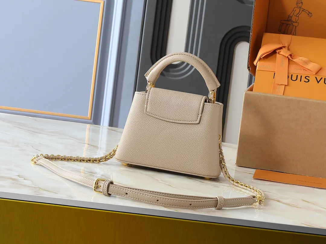 💰380💰Guangzhou goods Upgraded from the original M23083 M23082 This Capucines mini handbag incorporates exquisite Monogram flowers into the handle, presenting the three-dimensional look of the LV logo with delicate brushstrokes, injecting dazzling luster into the soft design. Full-grain Taurillon leather is designed to fit a smartphone, short wallet and other small essentials. Dimensions: 21.0 x 13.6 x 8.0 cm (length x height x width)
