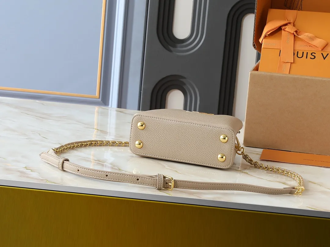 💰380💰Guangzhou goods Upgraded from the original M23083 M23082 This Capucines mini handbag incorporates exquisite Monogram flowers into the handle, presenting the three-dimensional look of the LV logo with delicate brushstrokes, injecting dazzling luster into the soft design. Full-grain Taurillon leather is designed to fit a smartphone, short wallet and other small essentials. Dimensions: 21.0 x 13.6 x 8.0 cm (length x height x width)