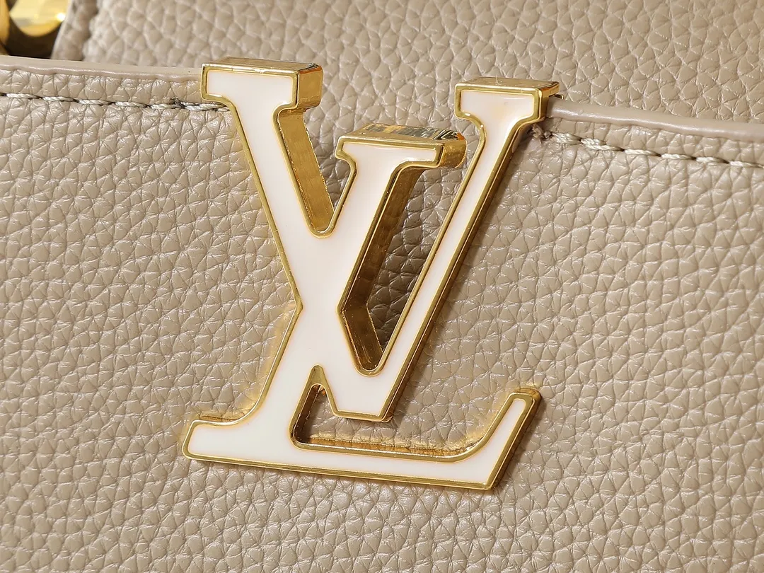💰380💰Guangzhou goods Upgraded from the original M23083 M23082 This Capucines mini handbag incorporates exquisite Monogram flowers into the handle, presenting the three-dimensional look of the LV logo with delicate brushstrokes, injecting dazzling luster into the soft design. Full-grain Taurillon leather is designed to fit a smartphone, short wallet and other small essentials. Dimensions: 21.0 x 13.6 x 8.0 cm (length x height x width)