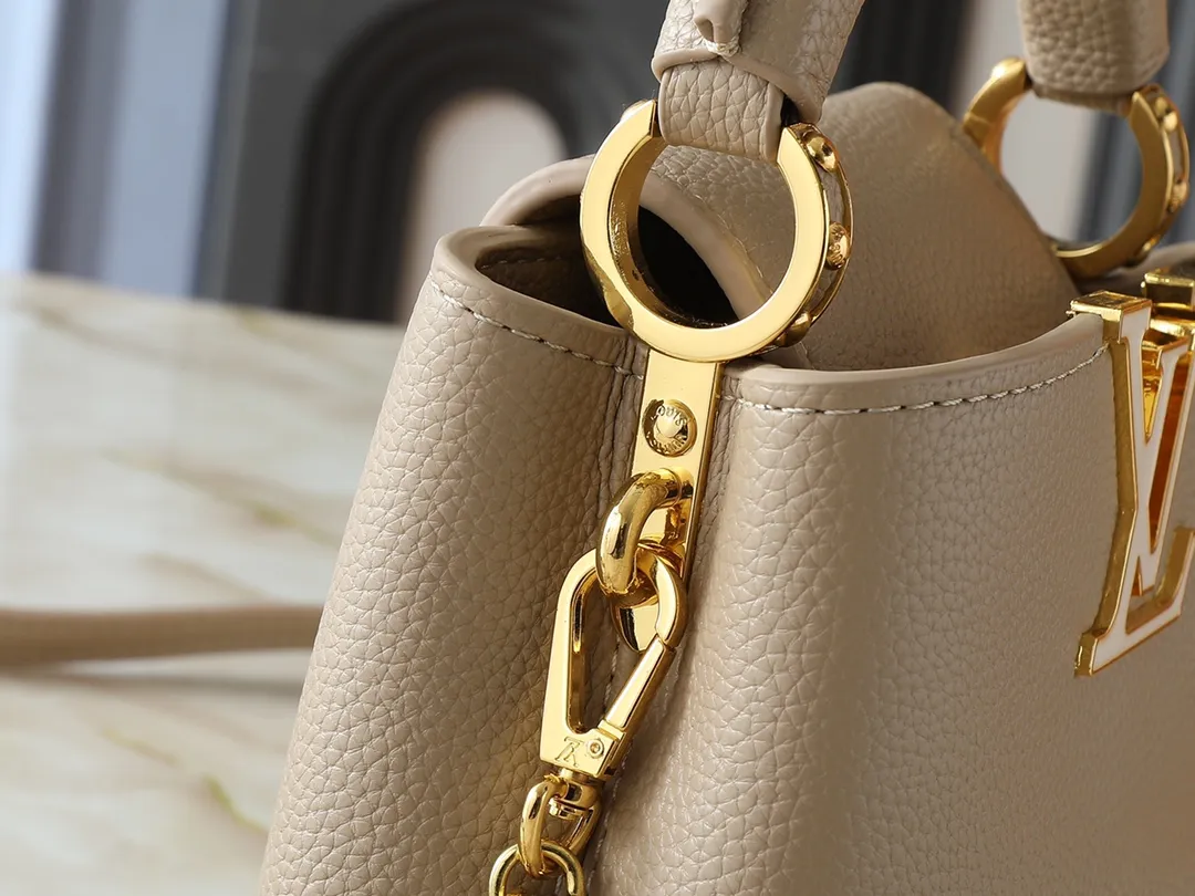 💰380💰Guangzhou goods Upgraded from the original M23083 M23082 This Capucines mini handbag incorporates exquisite Monogram flowers into the handle, presenting the three-dimensional look of the LV logo with delicate brushstrokes, injecting dazzling luster into the soft design. Full-grain Taurillon leather is designed to fit a smartphone, short wallet and other small essentials. Dimensions: 21.0 x 13.6 x 8.0 cm (length x height x width)