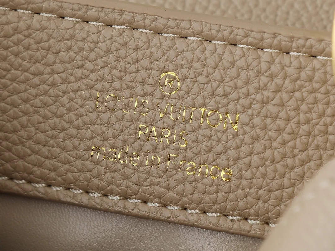 💰380💰Guangzhou goods Upgraded from the original M23083 M23082 This Capucines mini handbag incorporates exquisite Monogram flowers into the handle, presenting the three-dimensional look of the LV logo with delicate brushstrokes, injecting dazzling luster into the soft design. Full-grain Taurillon leather is designed to fit a smartphone, short wallet and other small essentials. Dimensions: 21.0 x 13.6 x 8.0 cm (length x height x width)