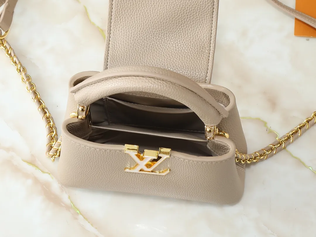 💰380💰Guangzhou goods Upgraded from the original M23083 M23082 This Capucines mini handbag incorporates exquisite Monogram flowers into the handle, presenting the three-dimensional look of the LV logo with delicate brushstrokes, injecting dazzling luster into the soft design. Full-grain Taurillon leather is designed to fit a smartphone, short wallet and other small essentials. Dimensions: 21.0 x 13.6 x 8.0 cm (length x height x width)