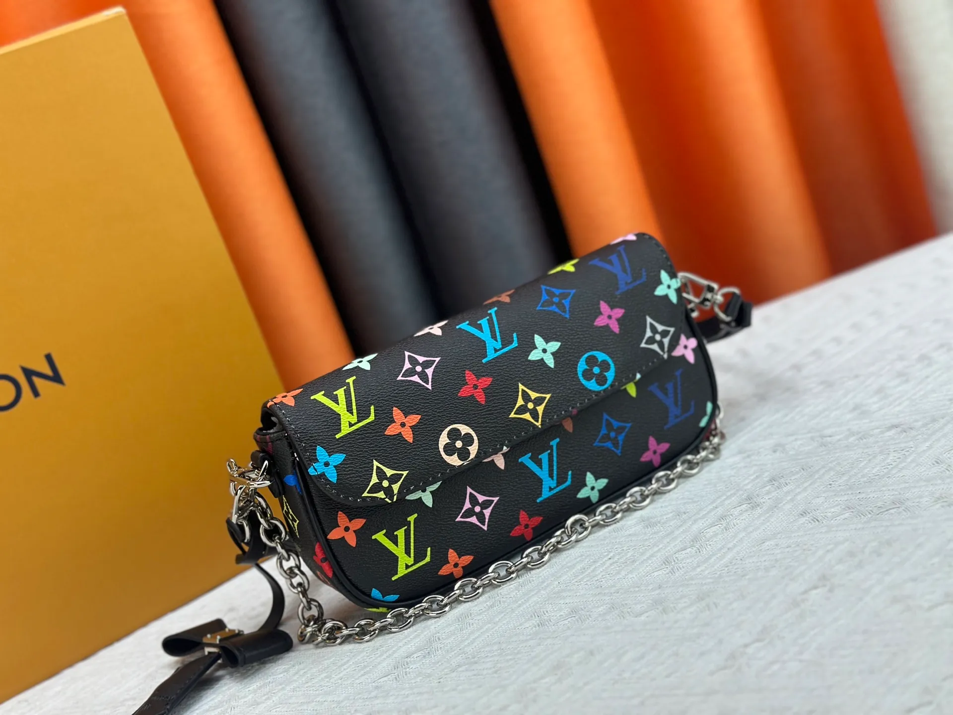 Upgraded version P240 [Official latest model] (Real shot and version matching method) M12778-81911-82110-81992-12778-11299 lv Murakami Takashi co-branded NANOSPEEDY handbag This Nano Speedy handbag combines Monogram canvas and cow leather trim printing, with 33 colorful colors to interpret white tricolor and black tricolor. The twelve pieces are popular around the world and are loved by celebrities and celebrities. 16x10x7.5cm