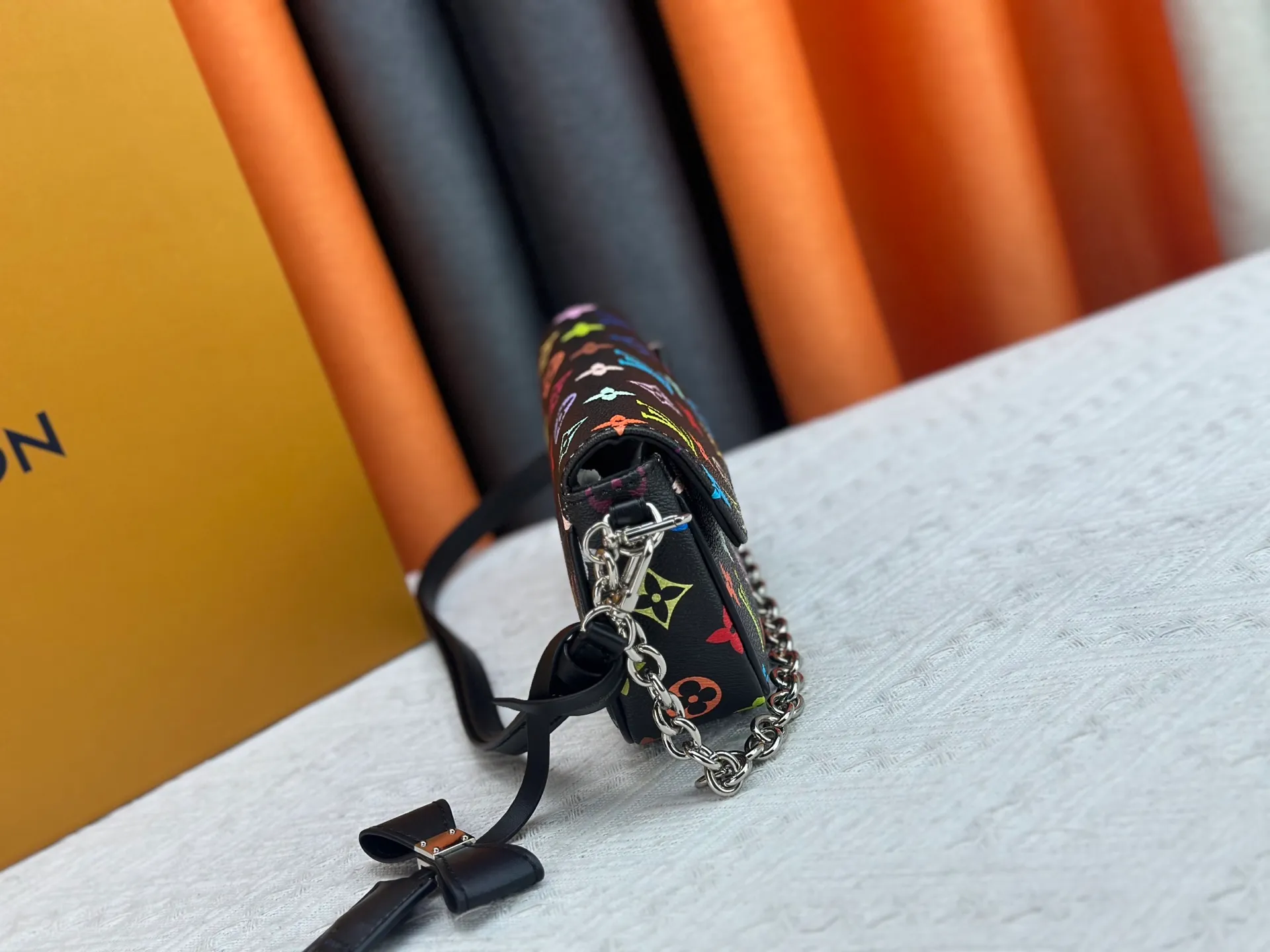 Upgraded version P240 [Official latest model] (Real shot and version matching method) M12778-81911-82110-81992-12778-11299 lv Murakami Takashi co-branded NANOSPEEDY handbag This Nano Speedy handbag combines Monogram canvas and cow leather trim printing, with 33 colorful colors to interpret white tricolor and black tricolor. The twelve pieces are popular around the world and are loved by celebrities and celebrities. 16x10x7.5cm