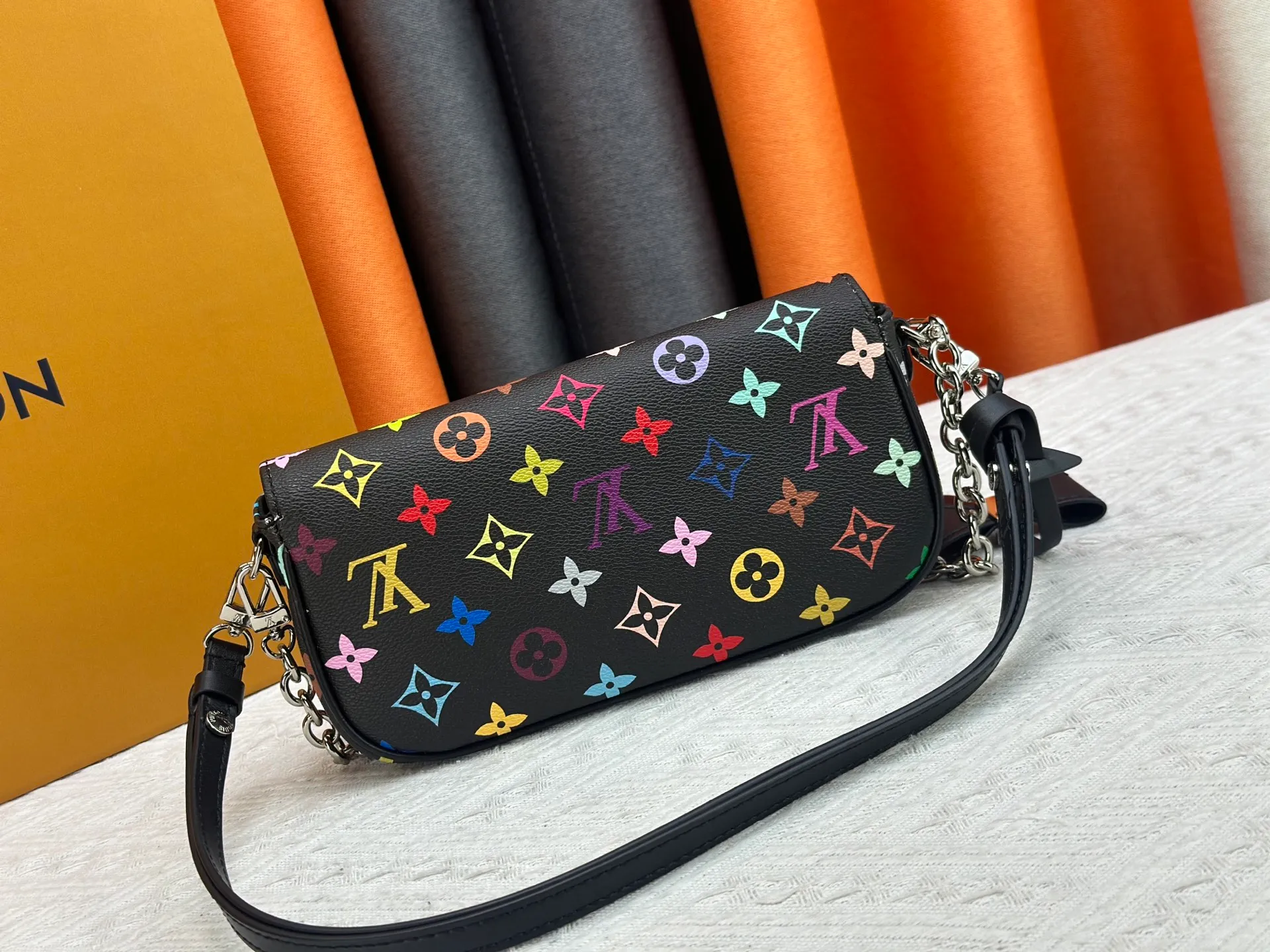 Upgraded version P240 [Official latest model] (Real shot and version matching method) M12778-81911-82110-81992-12778-11299 lv Murakami Takashi co-branded NANOSPEEDY handbag This Nano Speedy handbag combines Monogram canvas and cow leather trim printing, with 33 colorful colors to interpret white tricolor and black tricolor. The twelve pieces are popular around the world and are loved by celebrities and celebrities. 16x10x7.5cm