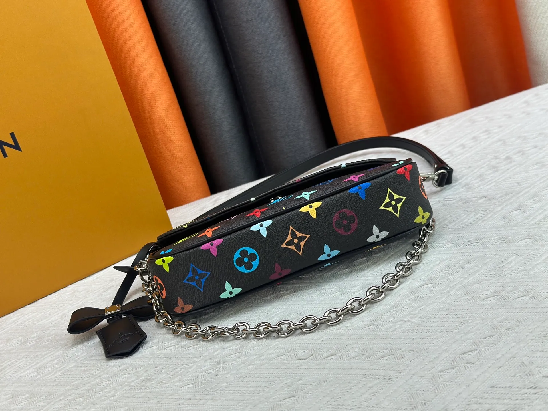 Upgraded version P240 [Official latest model] (Real shot and version matching method) M12778-81911-82110-81992-12778-11299 lv Murakami Takashi co-branded NANOSPEEDY handbag This Nano Speedy handbag combines Monogram canvas and cow leather trim printing, with 33 colorful colors to interpret white tricolor and black tricolor. The twelve pieces are popular around the world and are loved by celebrities and celebrities. 16x10x7.5cm