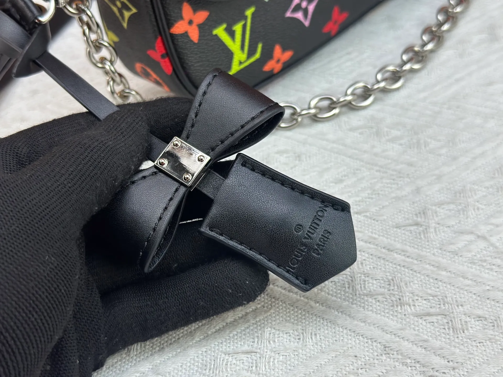 Upgraded version P240 [Official latest model] (Real shot and version matching method) M12778-81911-82110-81992-12778-11299 lv Murakami Takashi co-branded NANOSPEEDY handbag This Nano Speedy handbag combines Monogram canvas and cow leather trim printing, with 33 colorful colors to interpret white tricolor and black tricolor. The twelve pieces are popular around the world and are loved by celebrities and celebrities. 16x10x7.5cm