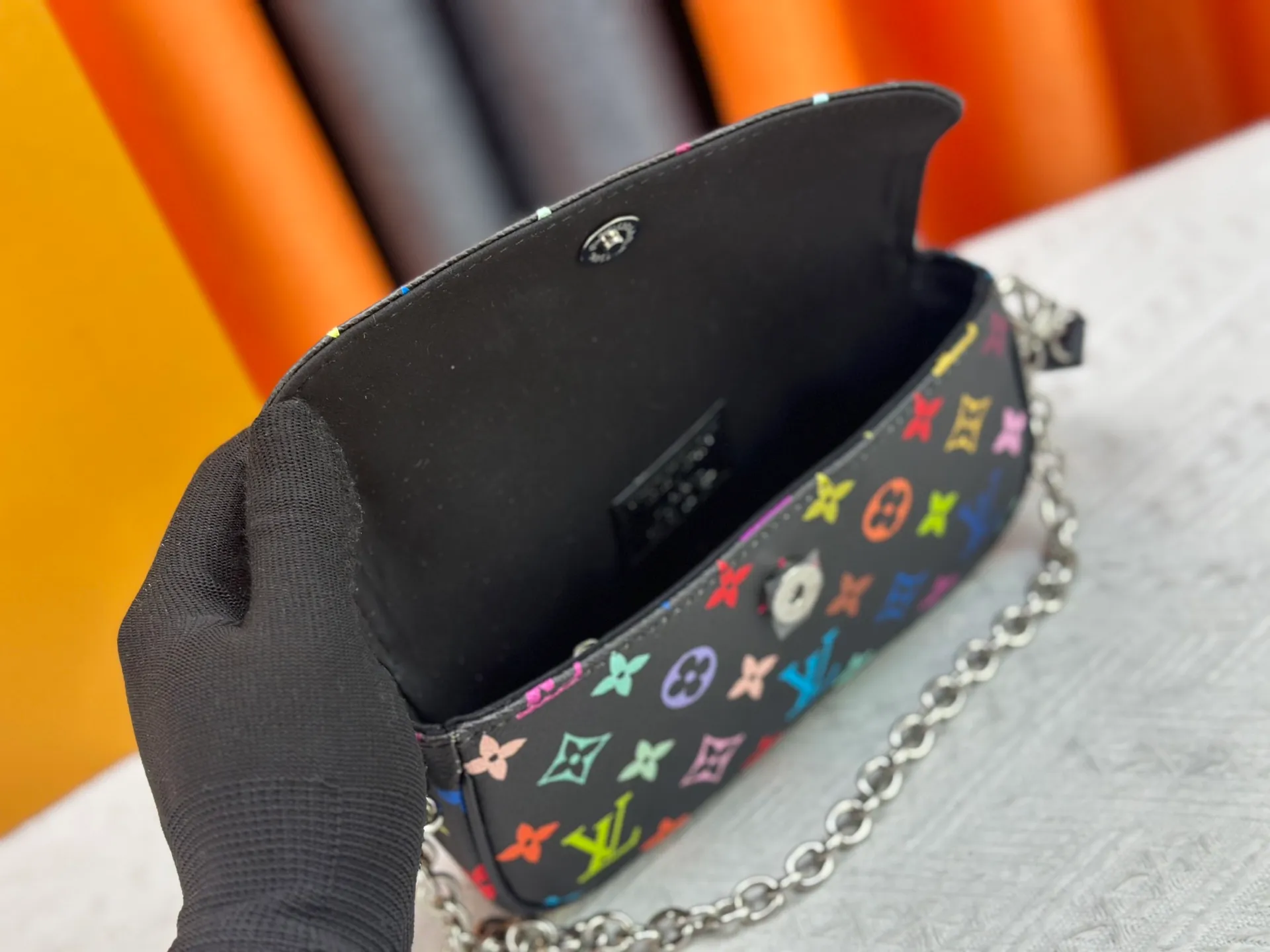 Upgraded version P240 [Official latest model] (Real shot and version matching method) M12778-81911-82110-81992-12778-11299 lv Murakami Takashi co-branded NANOSPEEDY handbag This Nano Speedy handbag combines Monogram canvas and cow leather trim printing, with 33 colorful colors to interpret white tricolor and black tricolor. The twelve pieces are popular around the world and are loved by celebrities and celebrities. 16x10x7.5cm