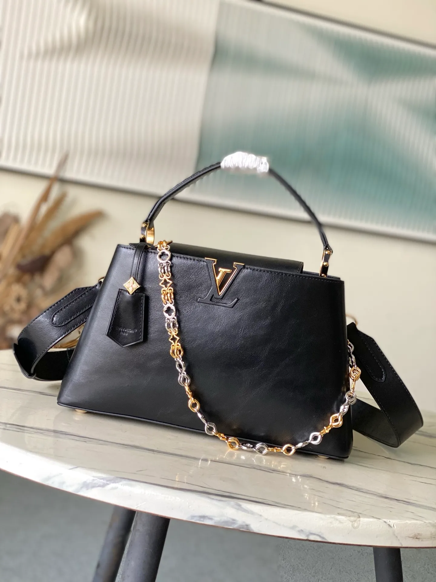 💰2600 "Special Grade Original Leather" M12924 This medium-sized Capucines Souple handbag gives the shiny cow leather a wrinkled effect, creating a visual contrast with the dazzling metal parts. The exquisite key bag continues the iconic touch, and the detachable flower-shaped double-plated chain shows off the Gothic style. Plenty of space to store daily necessities, and can be carried by hand or on the shoulder. Dimensions: 33 × 24 × 12 cm