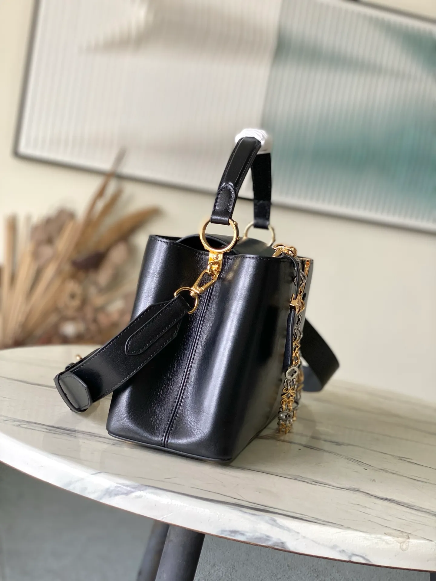💰2600 "Special Grade Original Leather" M12924 This medium-sized Capucines Souple handbag gives the shiny cow leather a wrinkled effect, creating a visual contrast with the dazzling metal parts. The exquisite key bag continues the iconic touch, and the detachable flower-shaped double-plated chain shows off the Gothic style. Plenty of space to store daily necessities, and can be carried by hand or on the shoulder. Dimensions: 33 × 24 × 12 cm