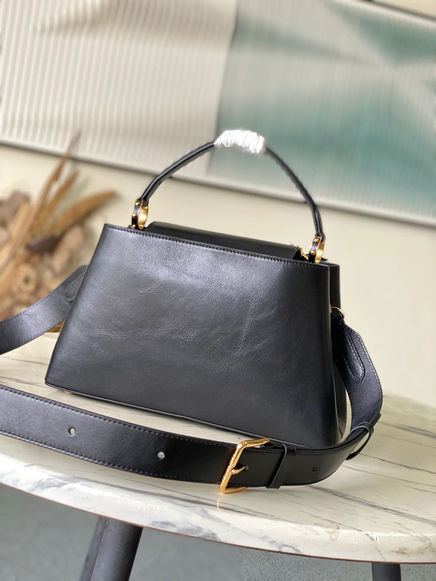 💰2600 "Special Grade Original Leather" M12924 This medium-sized Capucines Souple handbag gives the shiny cow leather a wrinkled effect, creating a visual contrast with the dazzling metal parts. The exquisite key bag continues the iconic touch, and the detachable flower-shaped double-plated chain shows off the Gothic style. Plenty of space to store daily necessities, and can be carried by hand or on the shoulder. Dimensions: 33 × 24 × 12 cm