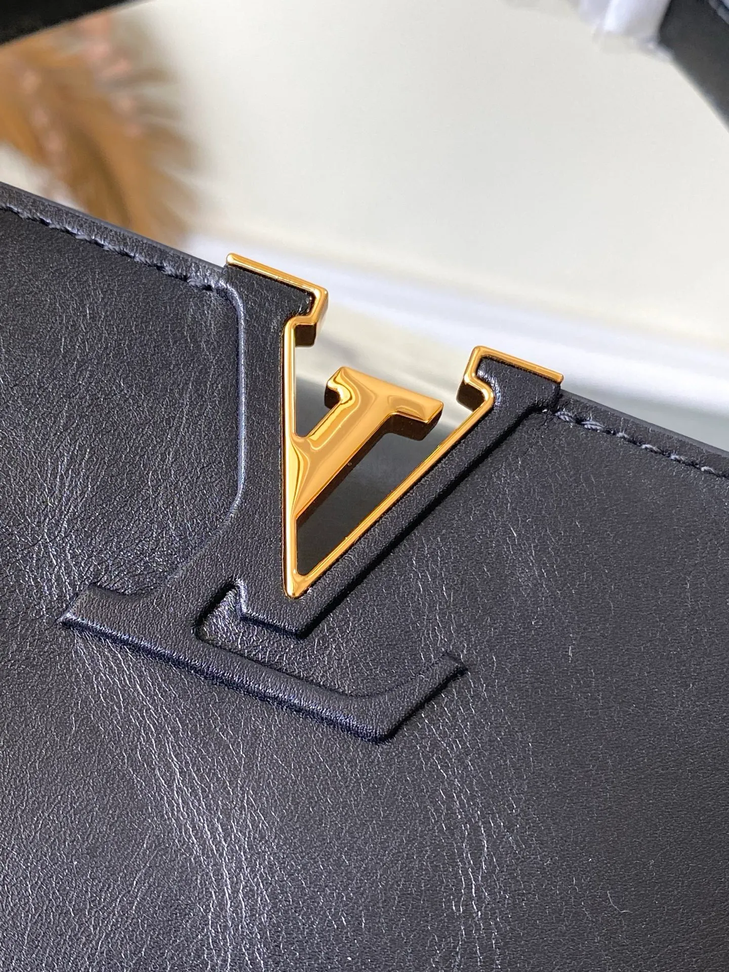 💰2600 "Special Grade Original Leather" M12924 This medium-sized Capucines Souple handbag gives the shiny cow leather a wrinkled effect, creating a visual contrast with the dazzling metal parts. The exquisite key bag continues the iconic touch, and the detachable flower-shaped double-plated chain shows off the Gothic style. Plenty of space to store daily necessities, and can be carried by hand or on the shoulder. Dimensions: 33 × 24 × 12 cm