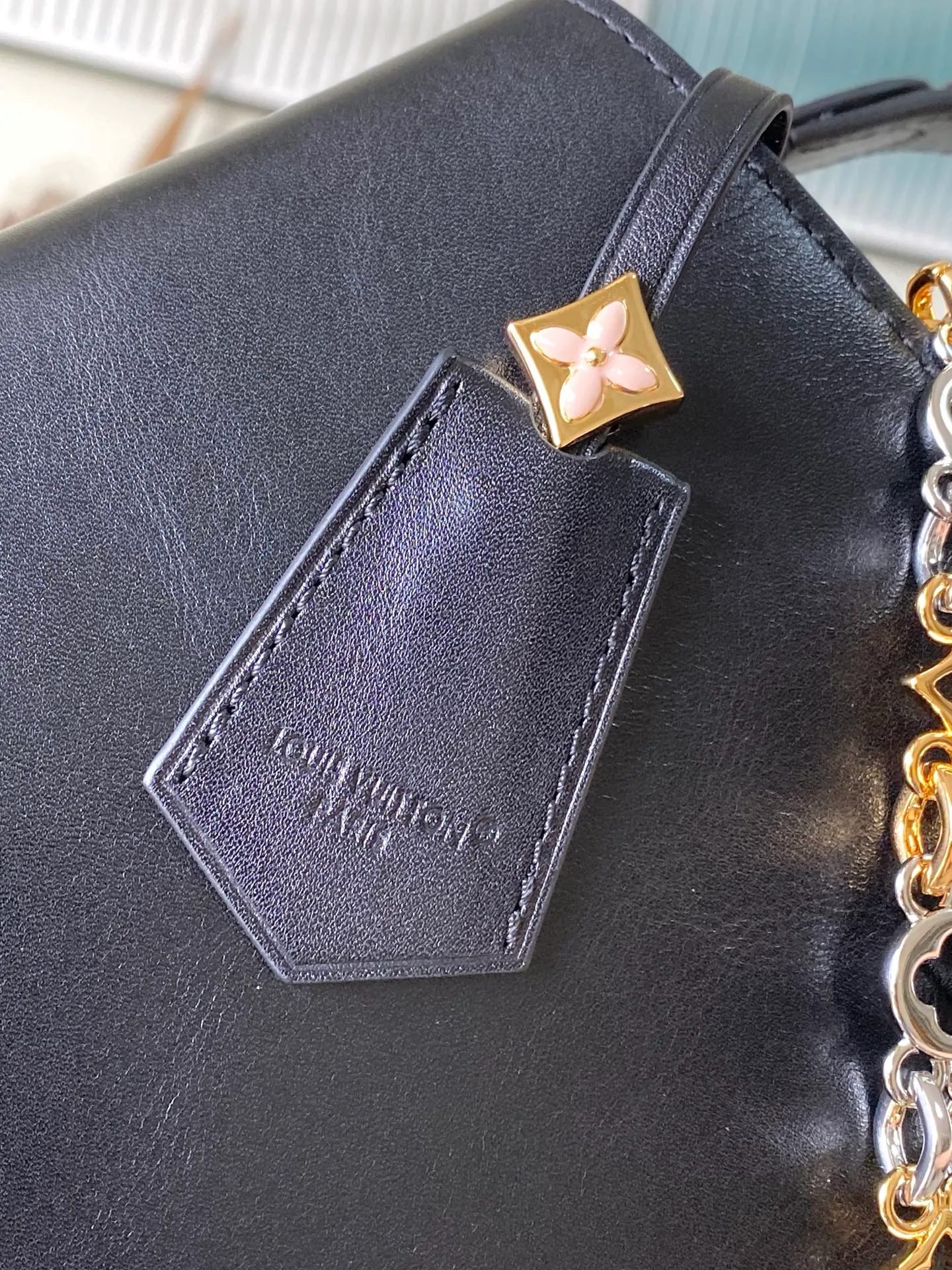 💰2600 "Special Grade Original Leather" M12924 This medium-sized Capucines Souple handbag gives the shiny cow leather a wrinkled effect, creating a visual contrast with the dazzling metal parts. The exquisite key bag continues the iconic touch, and the detachable flower-shaped double-plated chain shows off the Gothic style. Plenty of space to store daily necessities, and can be carried by hand or on the shoulder. Dimensions: 33 × 24 × 12 cm