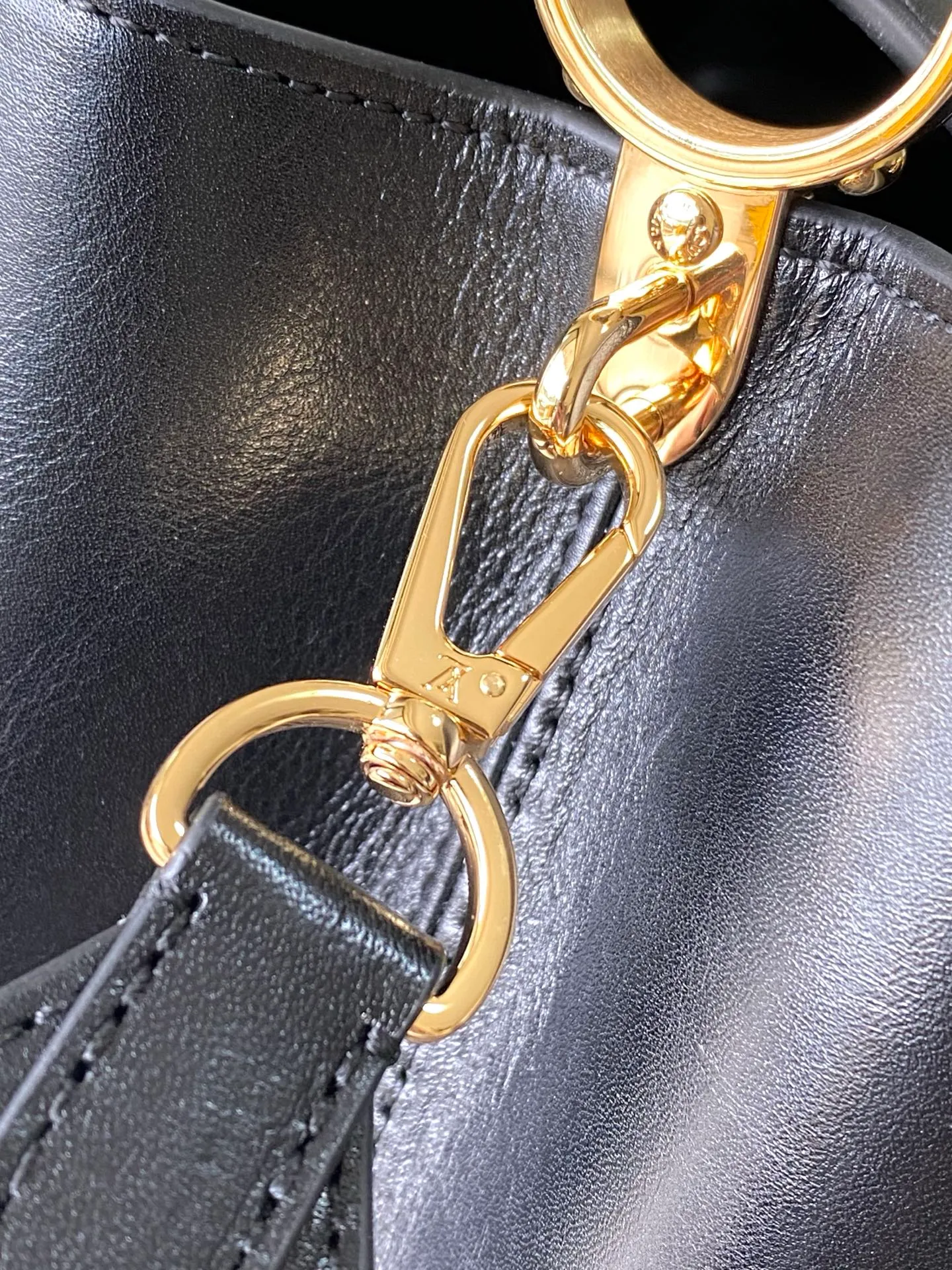 💰2600 "Special Grade Original Leather" M12924 This medium-sized Capucines Souple handbag gives the shiny cow leather a wrinkled effect, creating a visual contrast with the dazzling metal parts. The exquisite key bag continues the iconic touch, and the detachable flower-shaped double-plated chain shows off the Gothic style. Plenty of space to store daily necessities, and can be carried by hand or on the shoulder. Dimensions: 33 × 24 × 12 cm