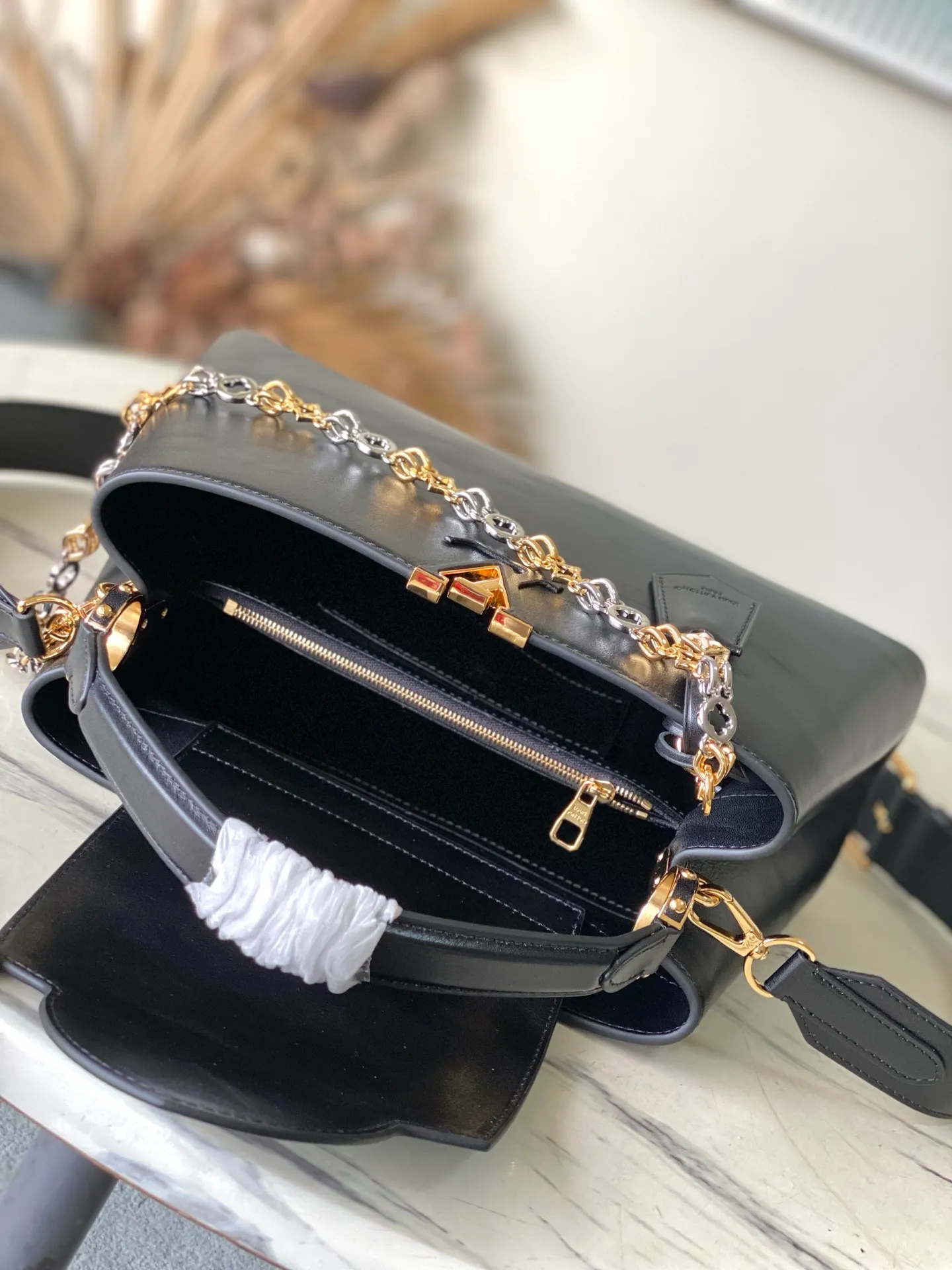 💰2600 "Special Grade Original Leather" M12924 This medium-sized Capucines Souple handbag gives the shiny cow leather a wrinkled effect, creating a visual contrast with the dazzling metal parts. The exquisite key bag continues the iconic touch, and the detachable flower-shaped double-plated chain shows off the Gothic style. Plenty of space to store daily necessities, and can be carried by hand or on the shoulder. Dimensions: 33 × 24 × 12 cm