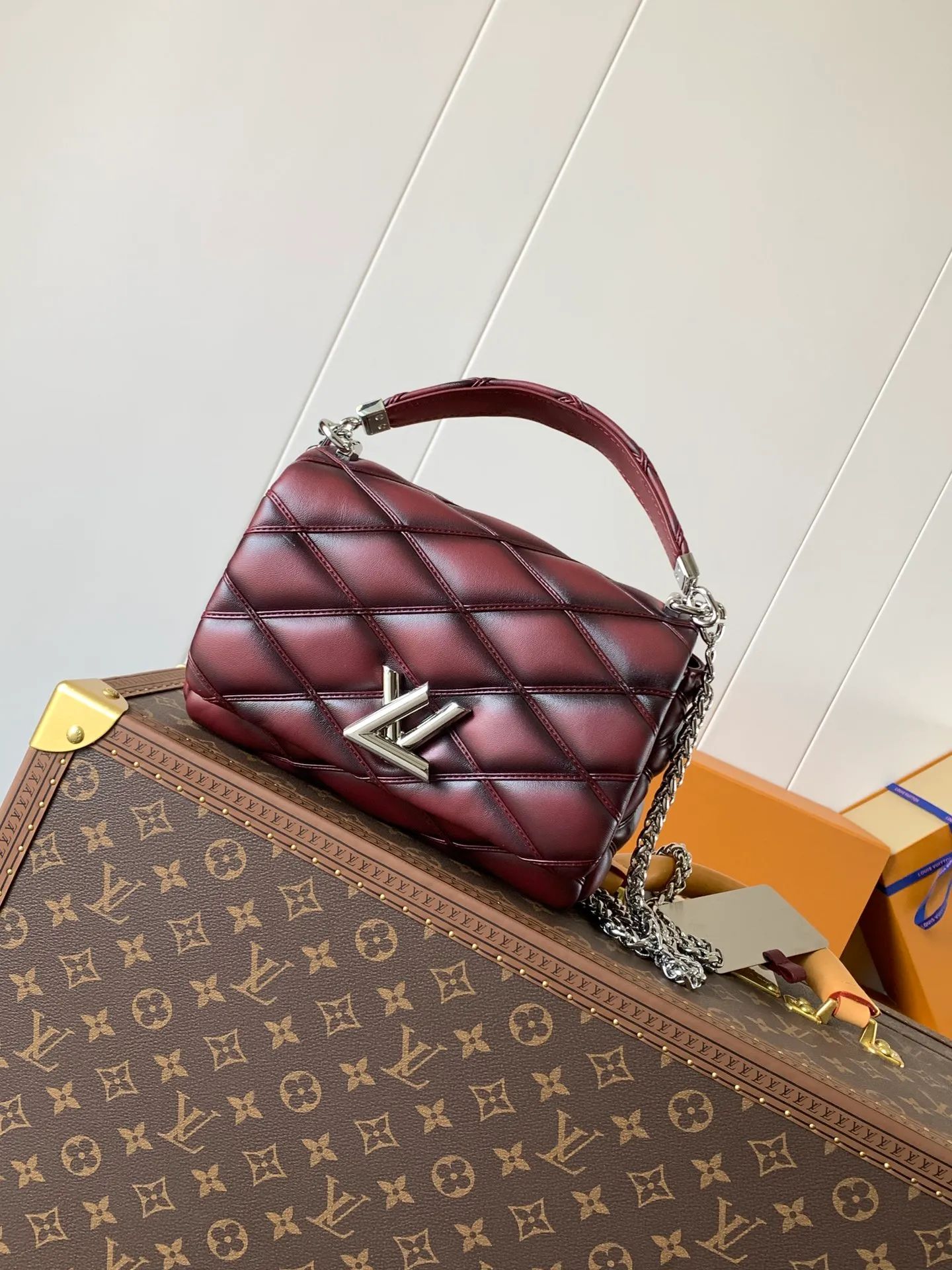 💰1280 (top layer leather) top original order, code changing chip M23045 dark gray M22891 beige M23601 brown M22891 black M12338 vanilla M24465 pink gradient M23682 dark blue M12434 blue gradient M22891 blue and white checkered M22891 red and white checkered M25107 silver M22891 patent leather M22892 black pink gradient M24186 light blue gradient M24465 nude pink gradient M12567 burgundy M11374 black hardware M12332 light coffee color M22890 white leather with black stripes Top original custom leather ~ colors are being updated continuously! This medium GO-14 bag is crafted from rich sheepskin leather with a quilted pattern that pays homage to the brand's traditional luggage designs. The Twist lock makes a striking statement, and the top handle can be carried by hand alone, or it can be transformed into a leather shoulder pad on the sliding chain strap for comfortable shoulder or cross-body wear. Dimensions: 23 x 16 x 10cm