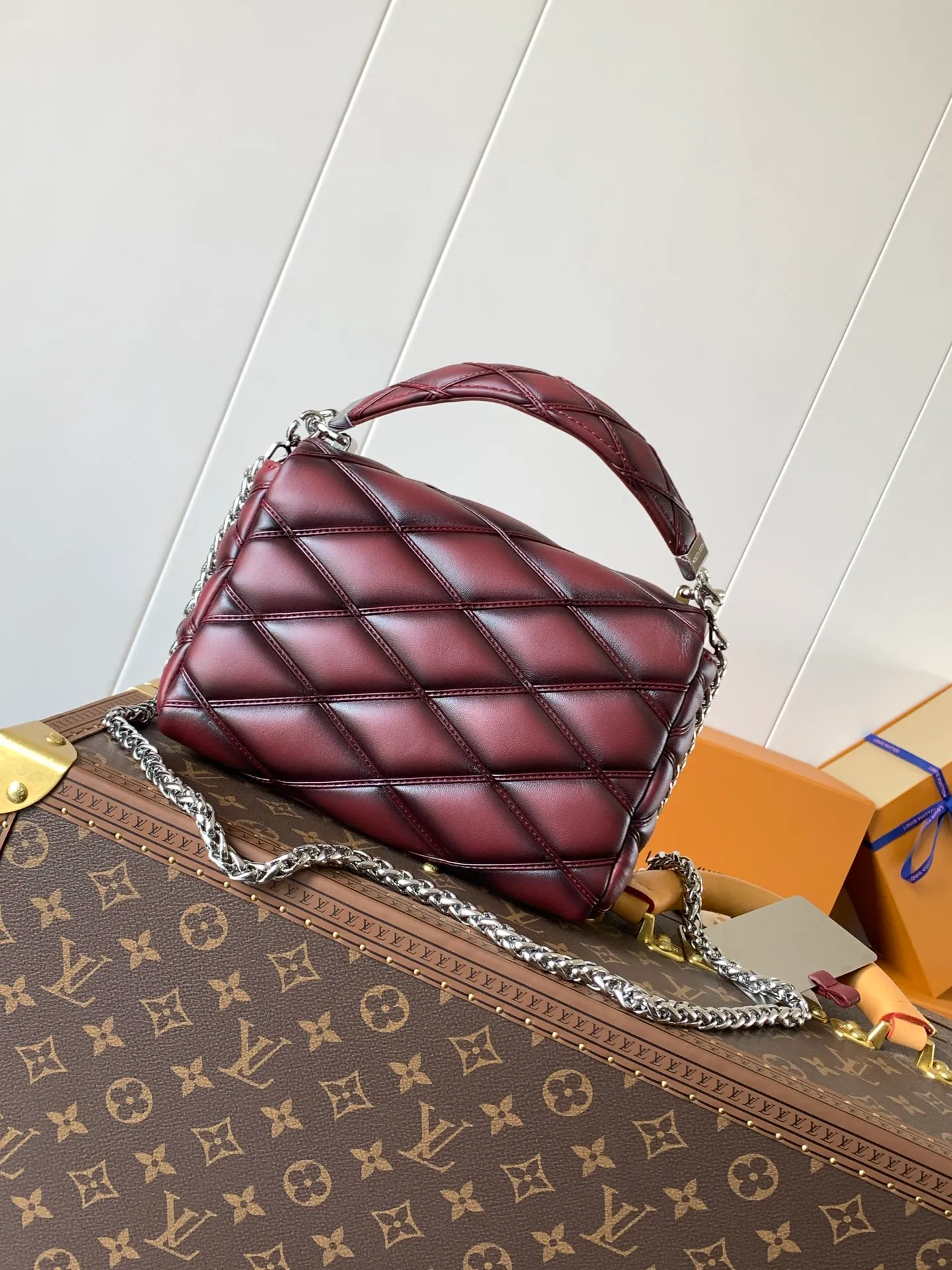💰1280 (top layer leather) top original order, code changing chip M23045 dark gray M22891 beige M23601 brown M22891 black M12338 vanilla M24465 pink gradient M23682 dark blue M12434 blue gradient M22891 blue and white checkered M22891 red and white checkered M25107 silver M22891 patent leather M22892 black pink gradient M24186 light blue gradient M24465 nude pink gradient M12567 burgundy M11374 black hardware M12332 light coffee color M22890 white leather with black stripes Top original custom leather ~ colors are being updated continuously! This medium GO-14 bag is crafted from rich sheepskin leather with a quilted pattern that pays homage to the brand's traditional luggage designs. The Twist lock makes a striking statement, and the top handle can be carried by hand alone, or it can be transformed into a leather shoulder pad on the sliding chain strap for comfortable shoulder or cross-body wear. Dimensions: 23 x 16 x 10cm