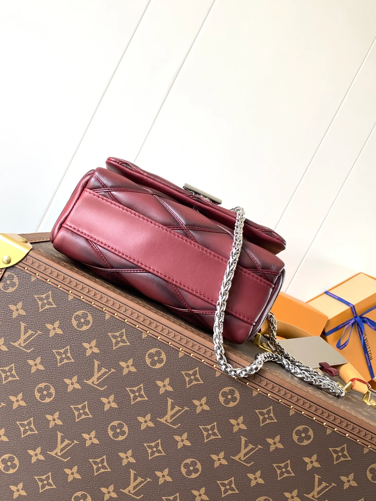 💰1280 (top layer leather) top original order, code changing chip M23045 dark gray M22891 beige M23601 brown M22891 black M12338 vanilla M24465 pink gradient M23682 dark blue M12434 blue gradient M22891 blue and white checkered M22891 red and white checkered M25107 silver M22891 patent leather M22892 black pink gradient M24186 light blue gradient M24465 nude pink gradient M12567 burgundy M11374 black hardware M12332 light coffee color M22890 white leather with black stripes Top original custom leather ~ colors are being updated continuously! This medium GO-14 bag is crafted from rich sheepskin leather with a quilted pattern that pays homage to the brand's traditional luggage designs. The Twist lock makes a striking statement, and the top handle can be carried by hand alone, or it can be transformed into a leather shoulder pad on the sliding chain strap for comfortable shoulder or cross-body wear. Dimensions: 23 x 16 x 10cm